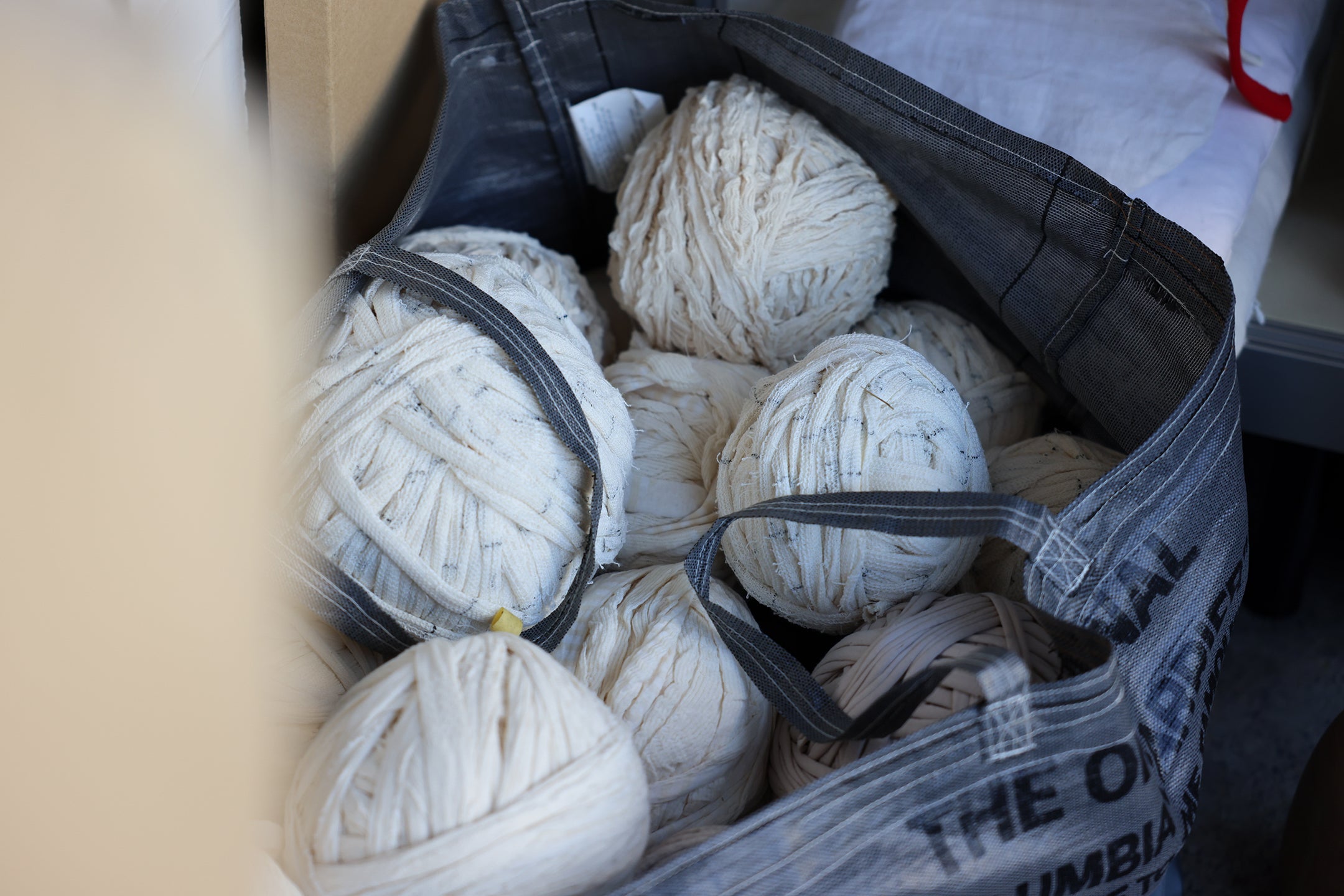 廃材をリユースして作られるアトリエレイのラグマット