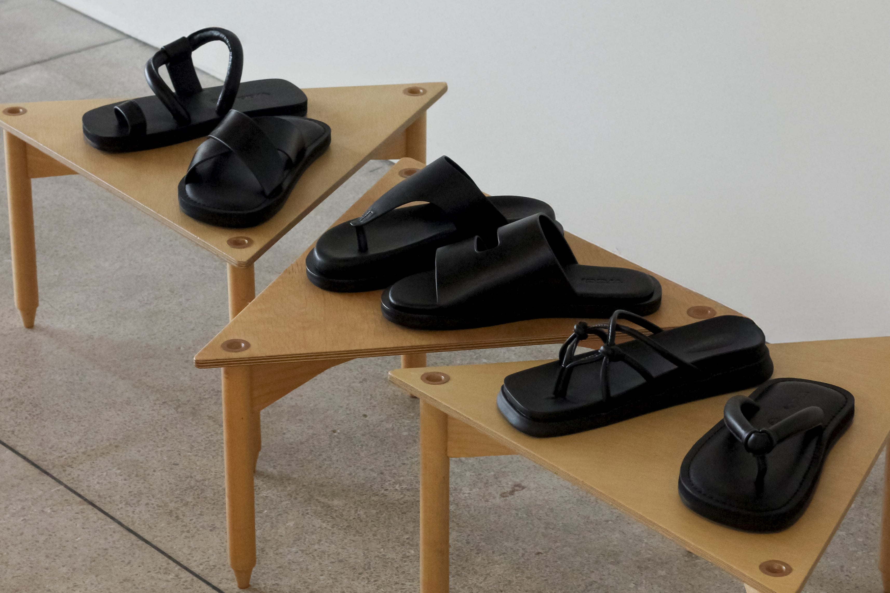 Waa studiosからレザーサンダルが到着しました。
