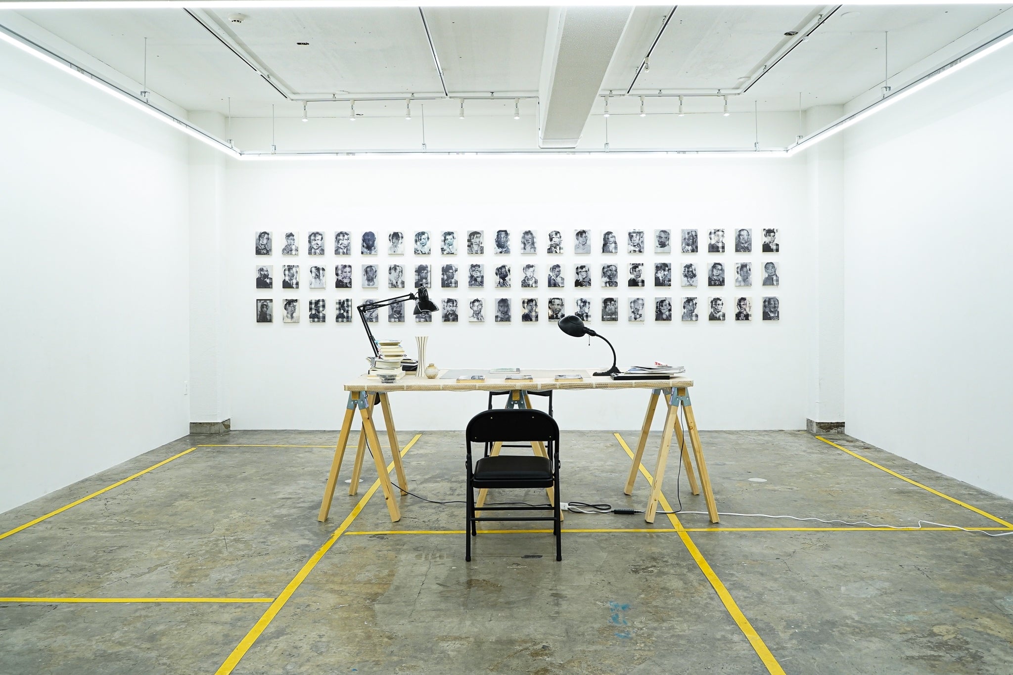 現代美術家 cobird -サンプリングマナーが基盤の美術作品『マグショット』を紐解く-