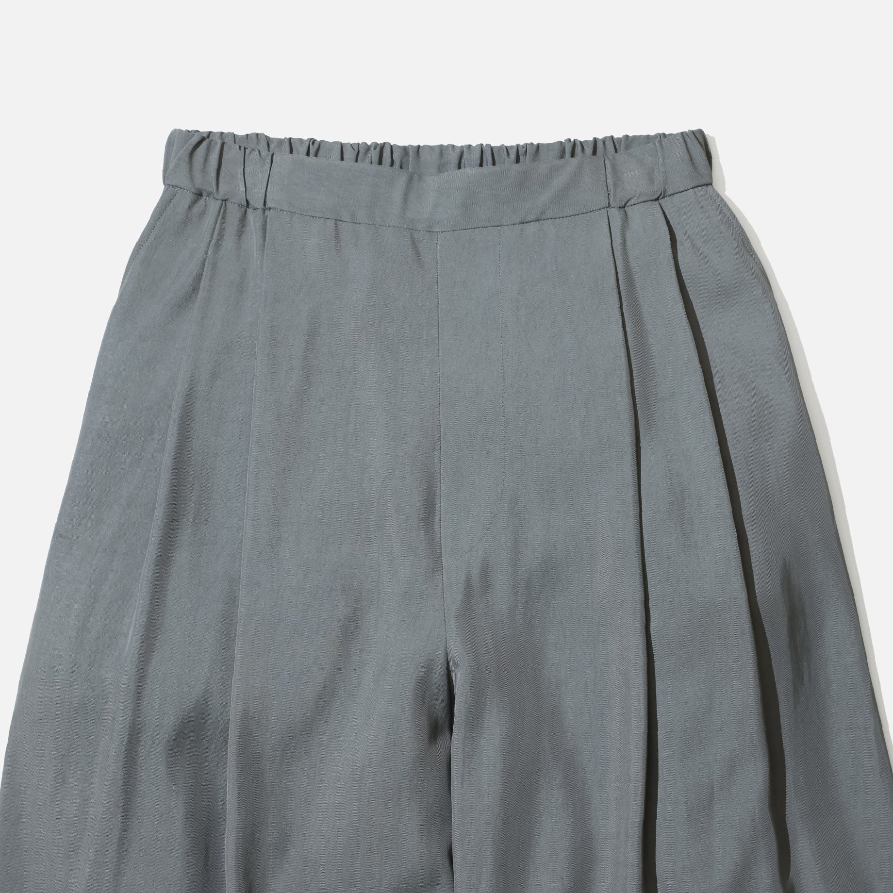 SILKY VISCOSE 2TUCK FLARE PANTS (GRAY)