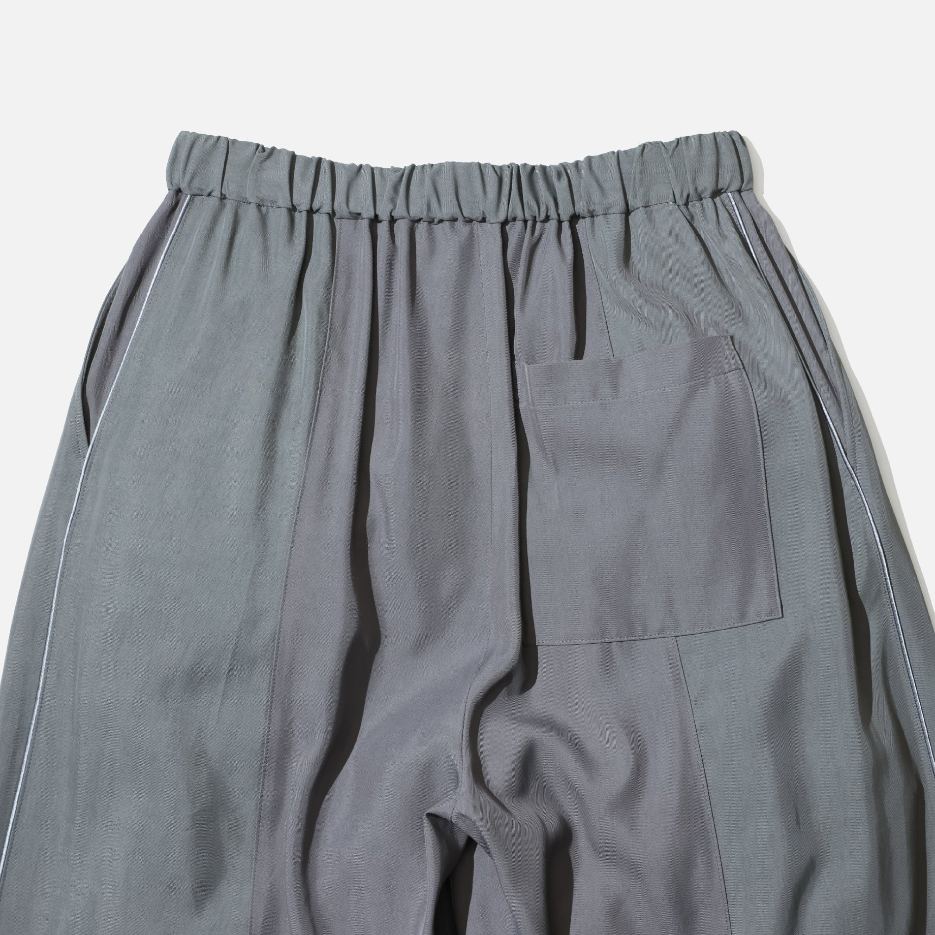 SILKY VISCOSE 2TUCK FLARE PANTS (GRAY)