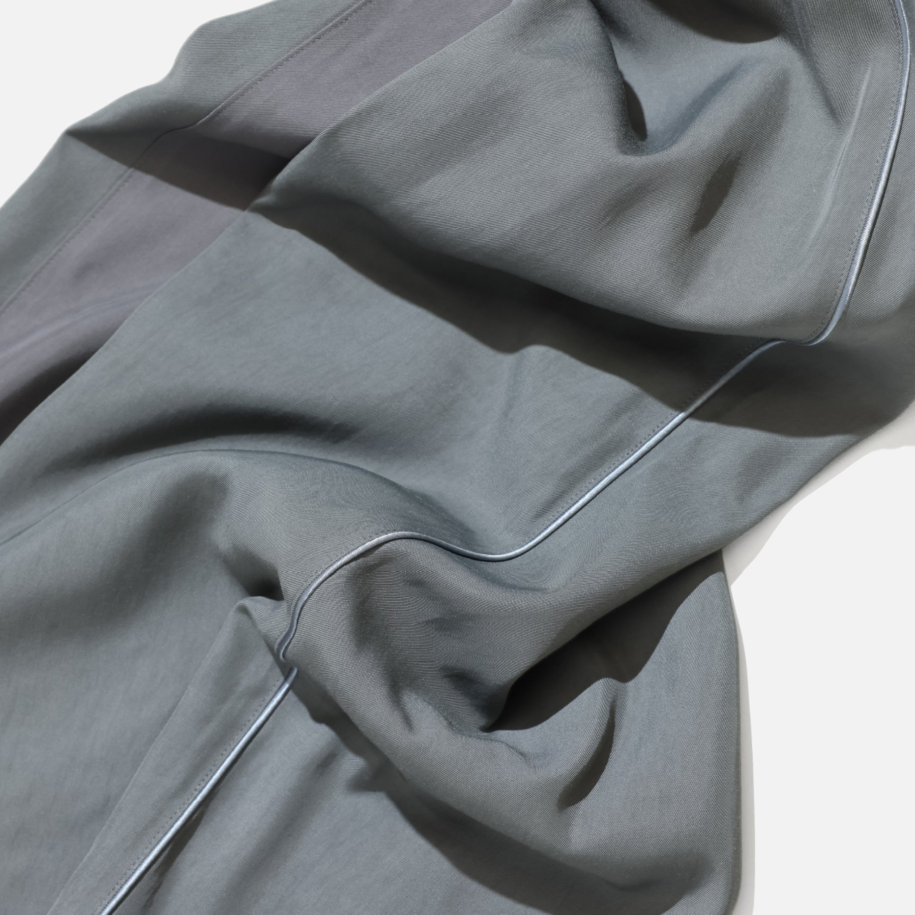 SILKY VISCOSE 2TUCK FLARE PANTS (GRAY)