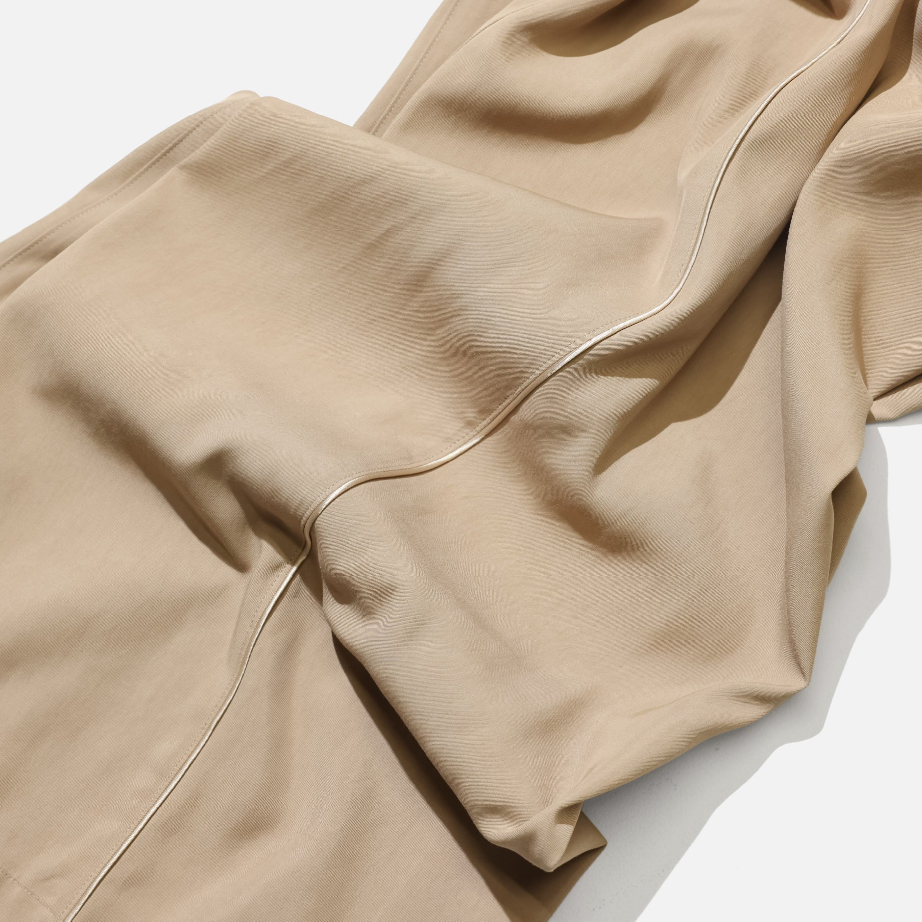 SILKY VISCOSE 2TUCK FLARE PANTS (BEIGE)