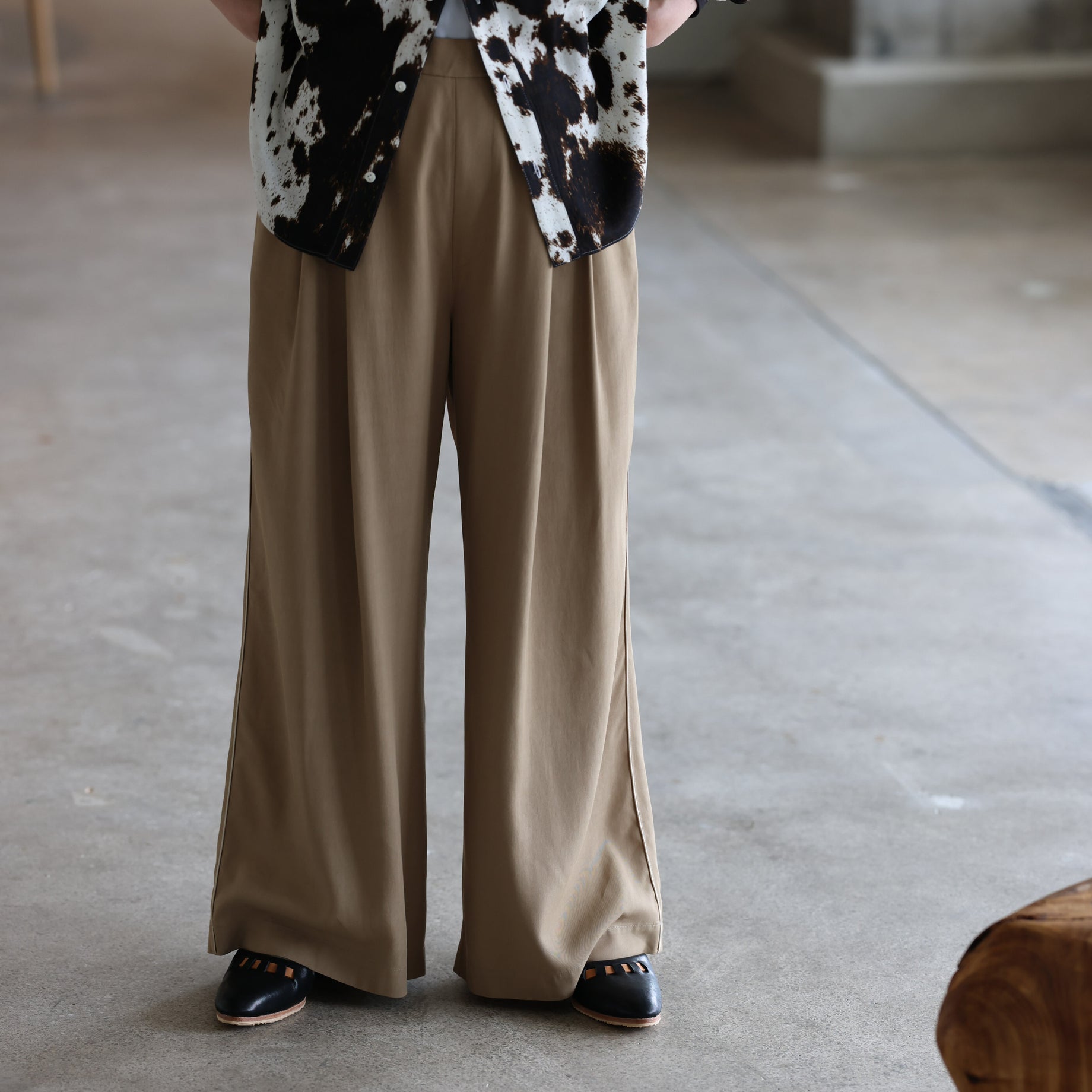 SILKY VISCOSE 2TUCK FLARE PANTS (BEIGE)