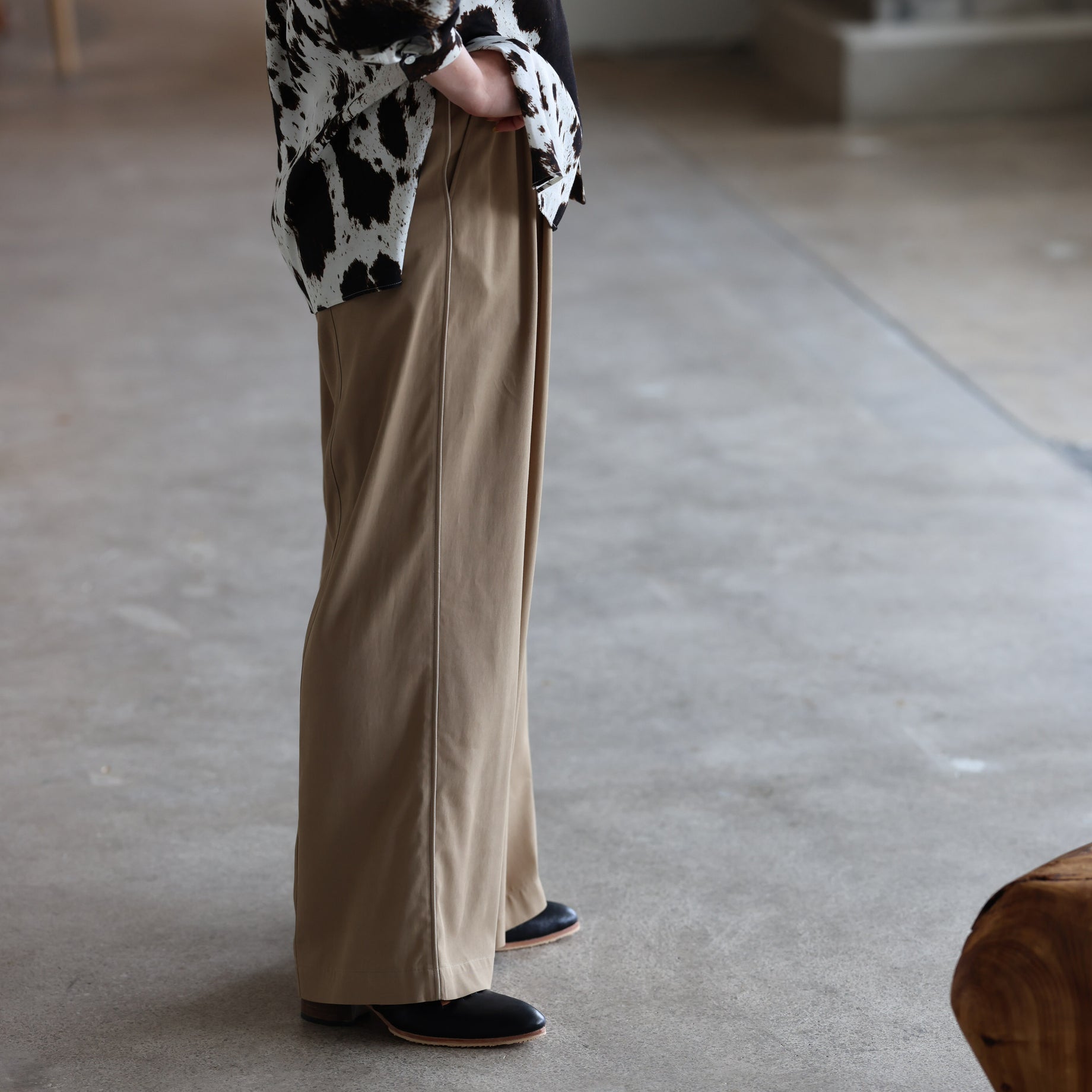 SILKY VISCOSE 2TUCK FLARE PANTS (BEIGE)