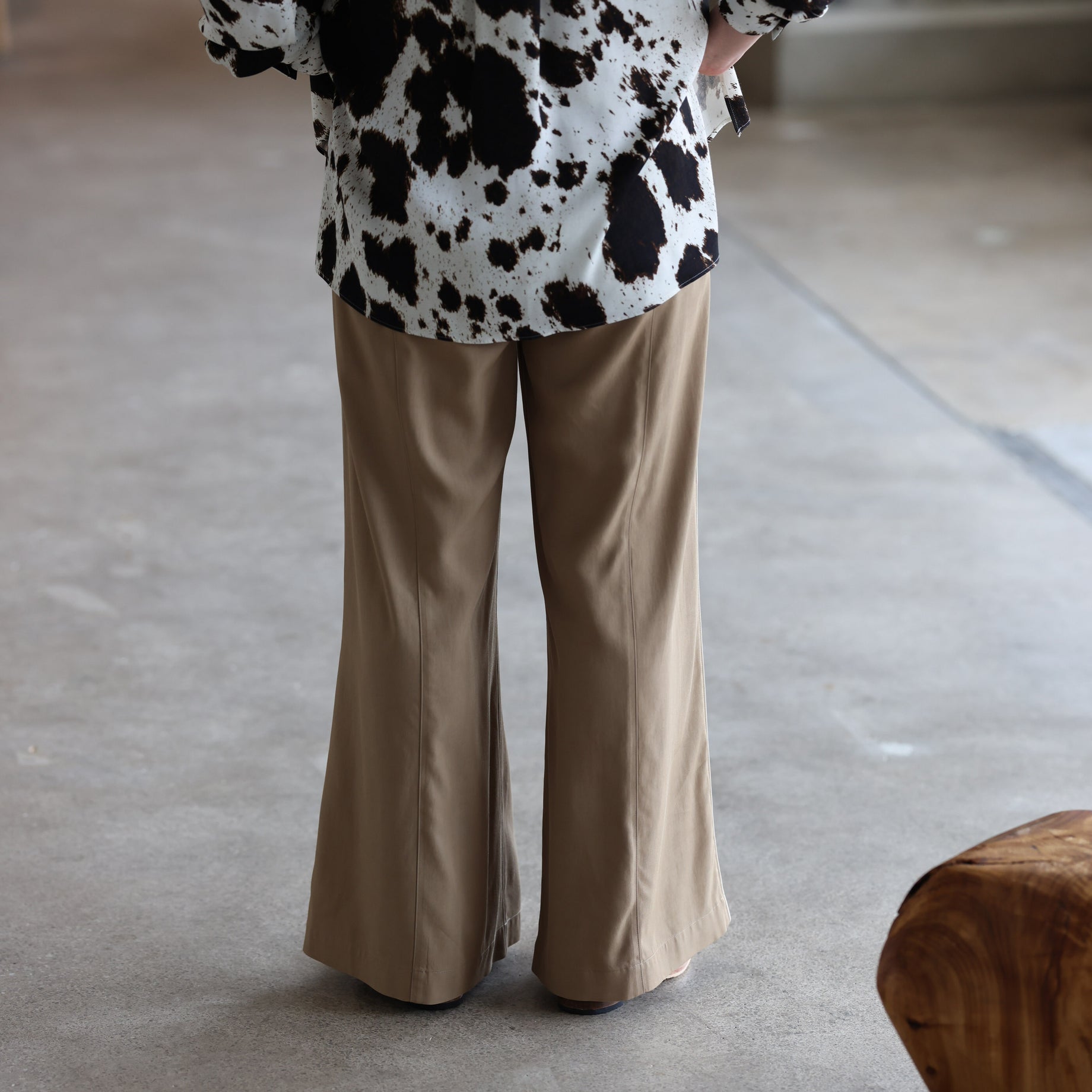 SILKY VISCOSE 2TUCK FLARE PANTS (BEIGE)