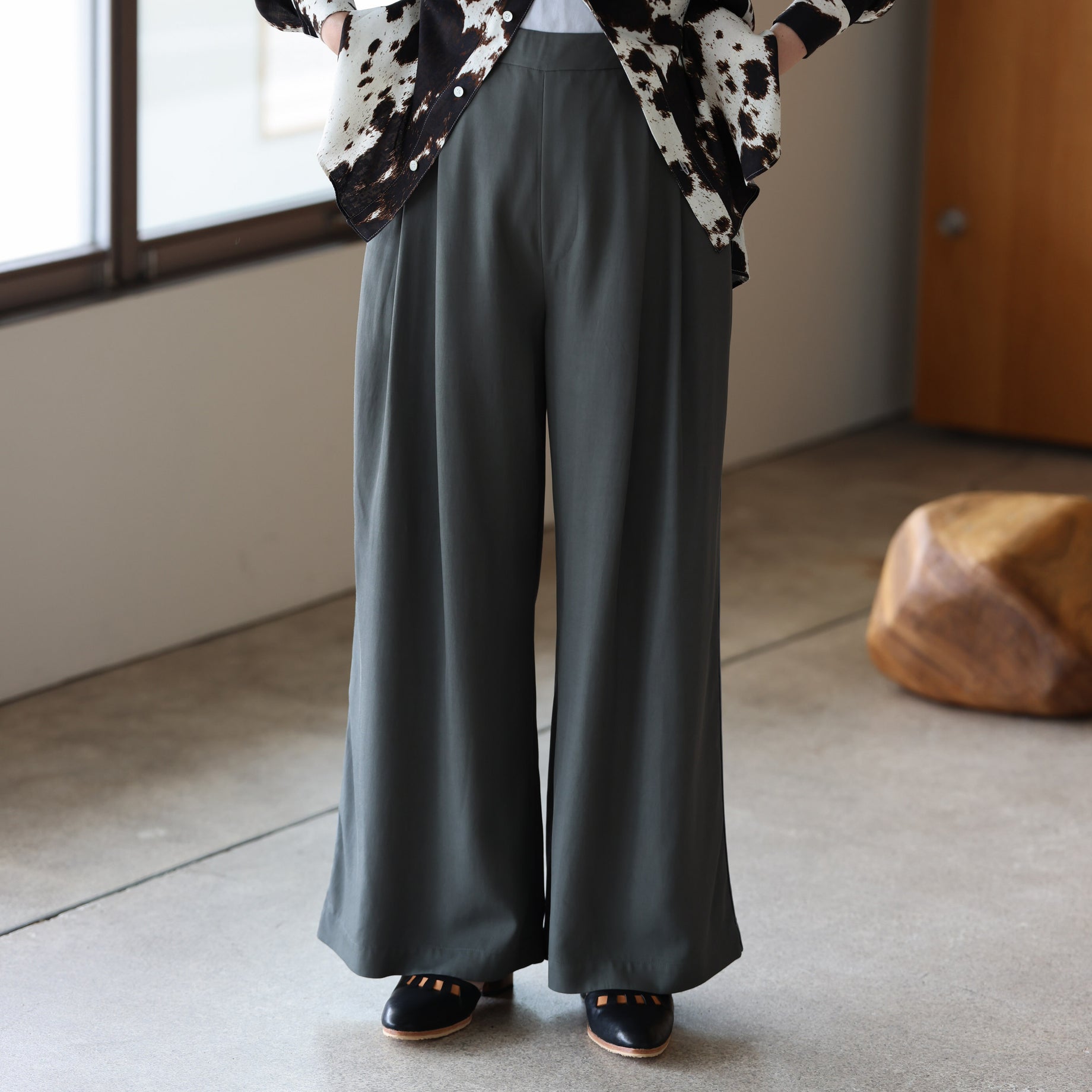 SILKY VISCOSE 2TUCK FLARE PANTS (GRAY)