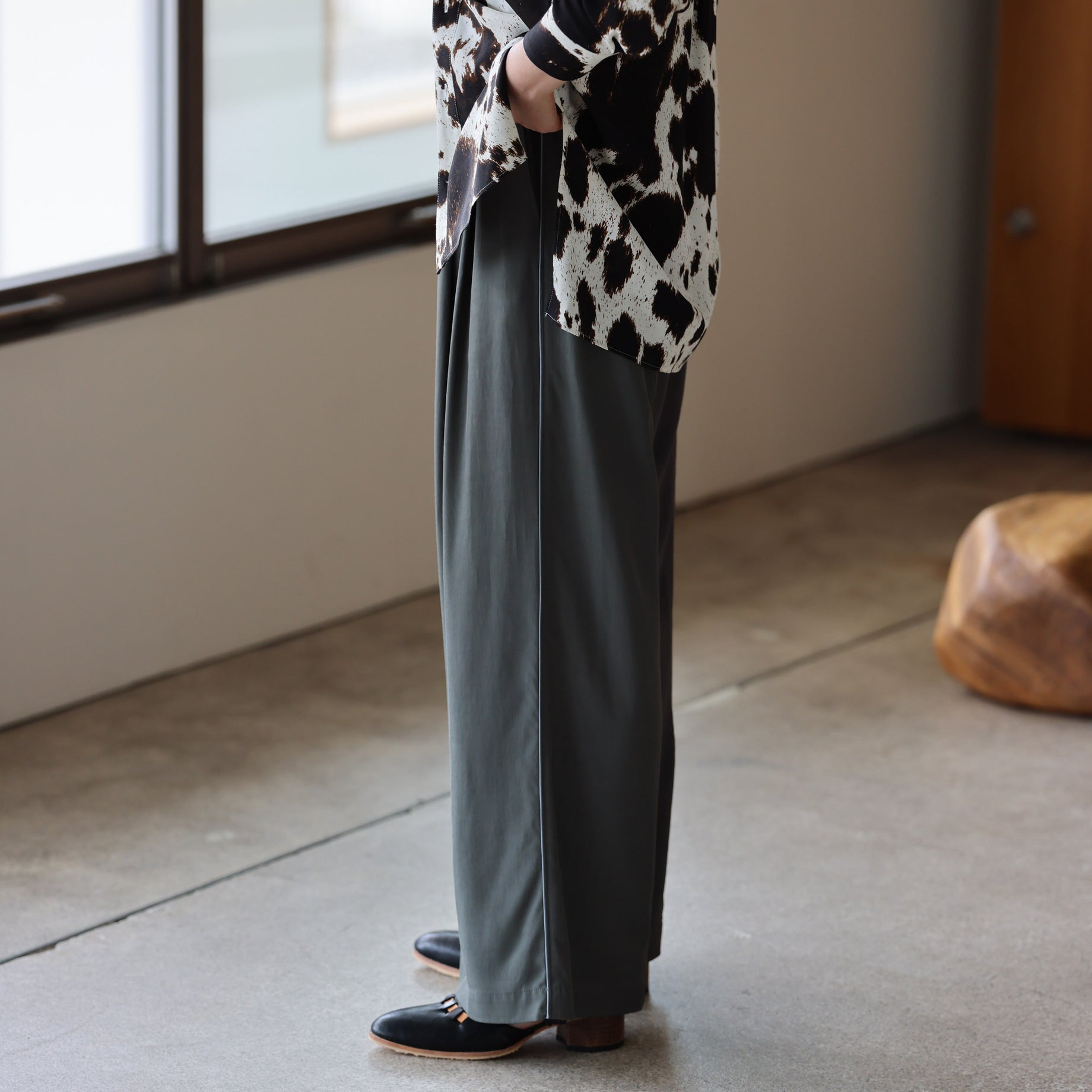 SILKY VISCOSE 2TUCK FLARE PANTS (GRAY)