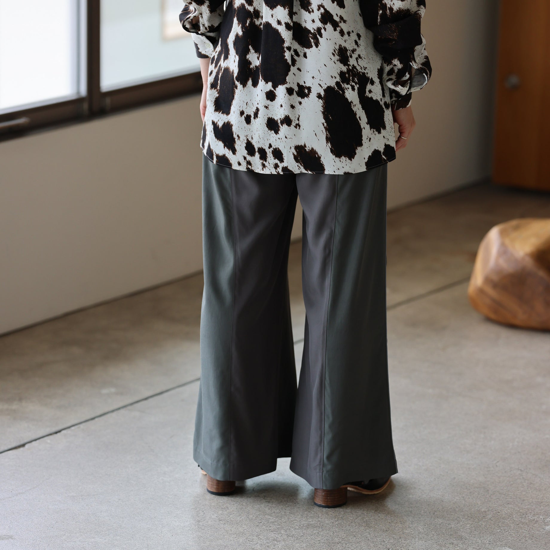 SILKY VISCOSE 2TUCK FLARE PANTS (GRAY)