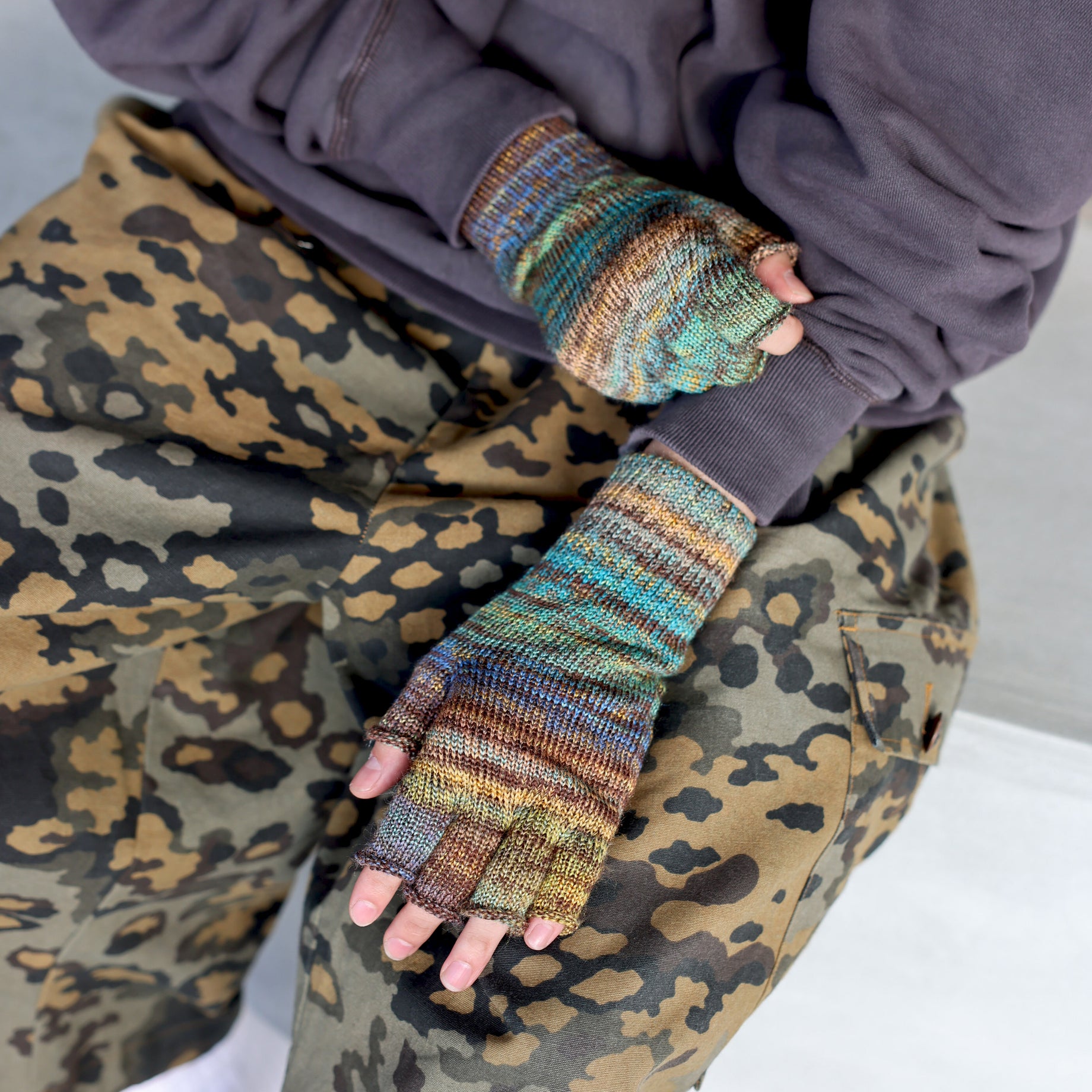 MULTI COLOR GLOVE (BROWN)