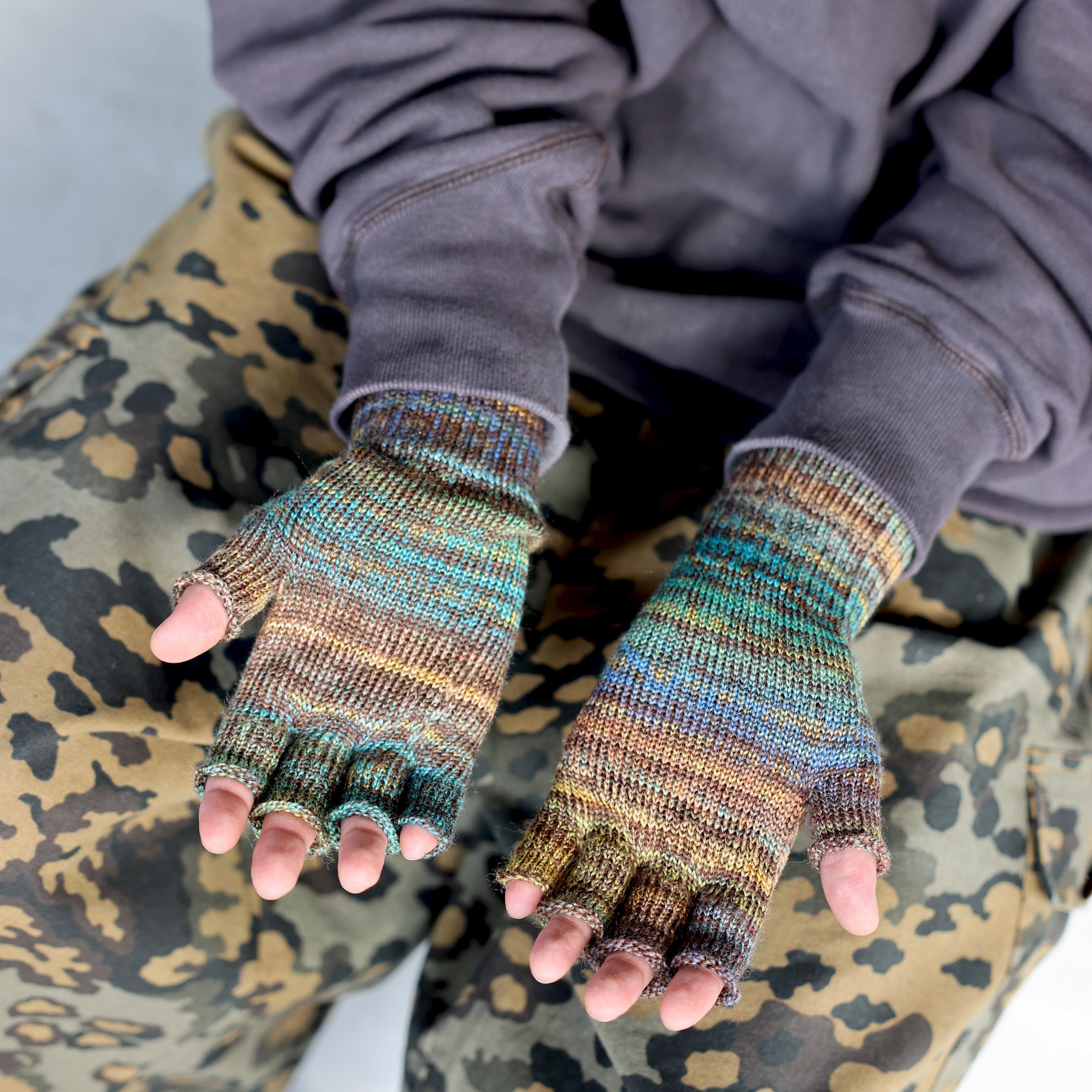 MULTI COLOR GLOVE (BROWN)
