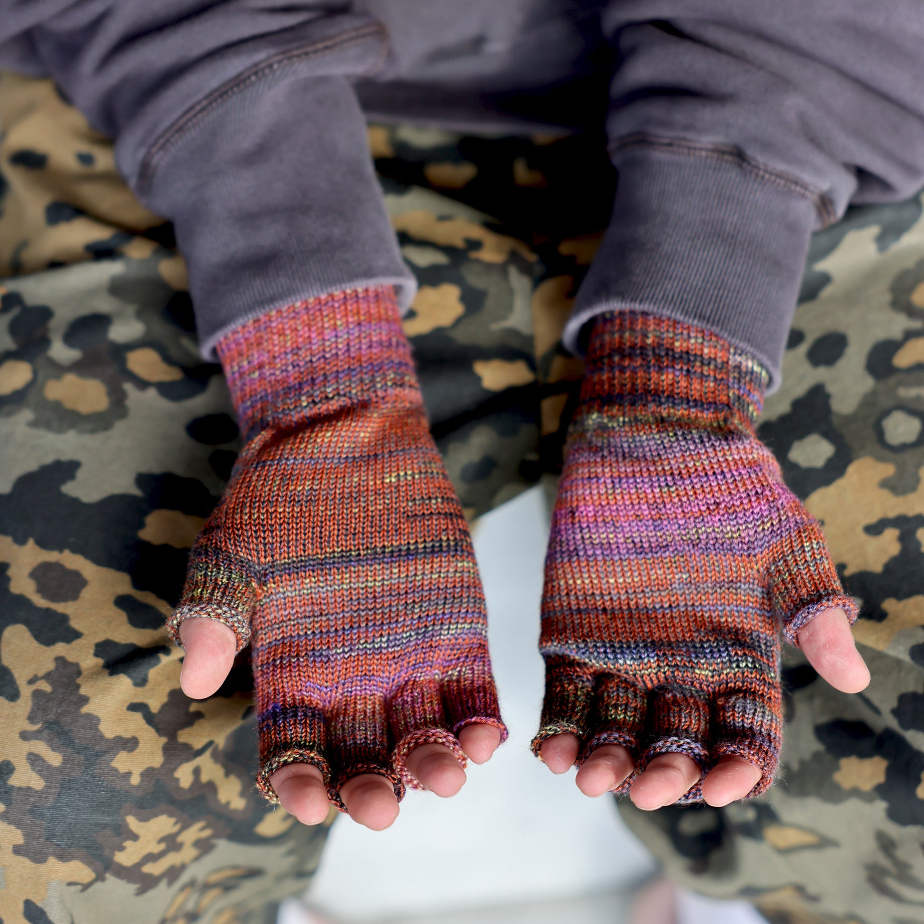 MULTI COLOR GLOVE (BRICK)