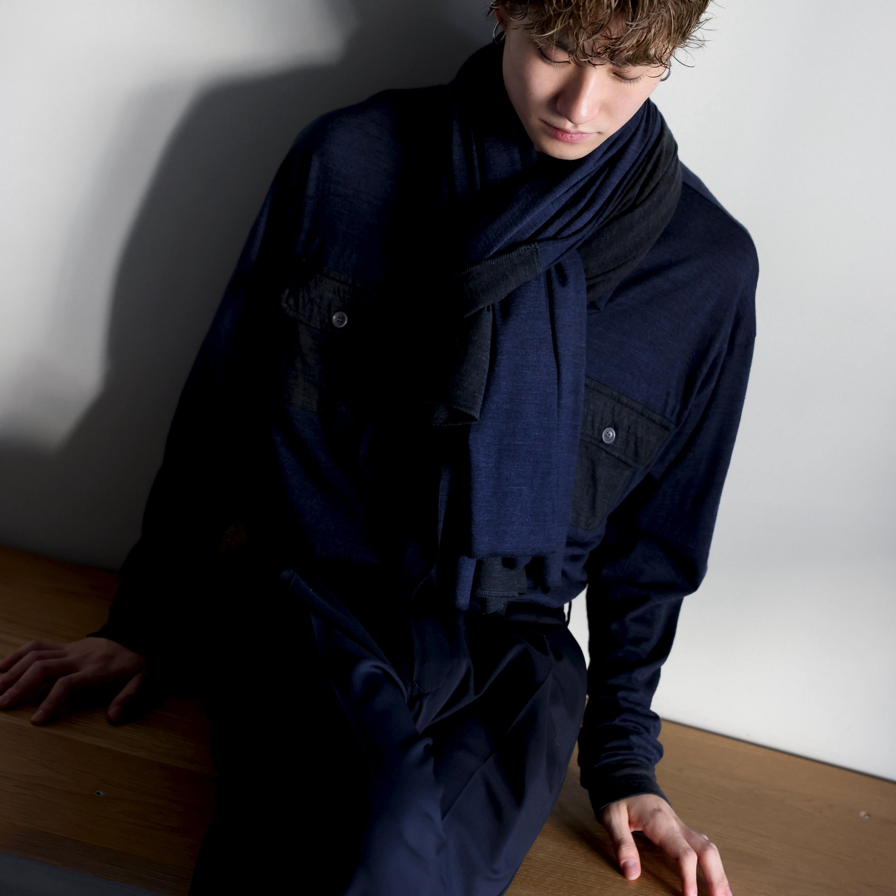 SUPER 120'S TOP WOOL JERSEY UTILITY SCARF (CHARCOAL × NV)