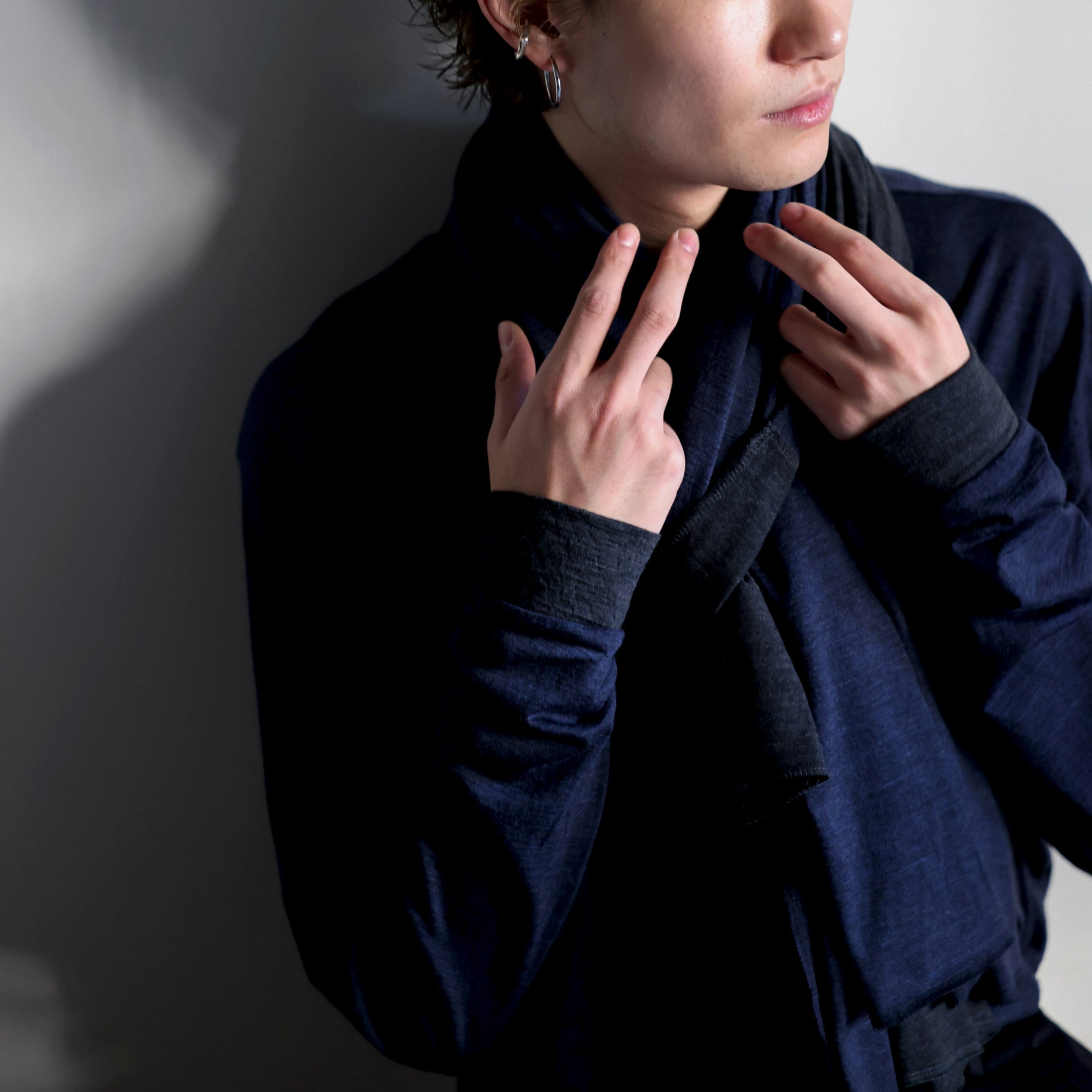 SUPER 120'S TOP WOOL JERSEY UTILITY SCARF (CHARCOAL × NV)