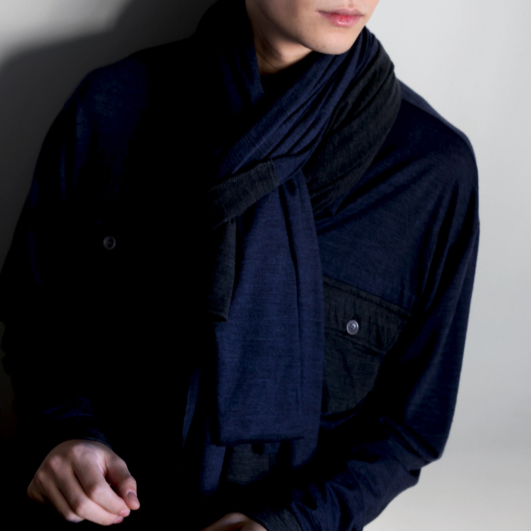 SUPER 120'S TOP WOOL JERSEY UTILITY SCARF (CHARCOAL × NV)