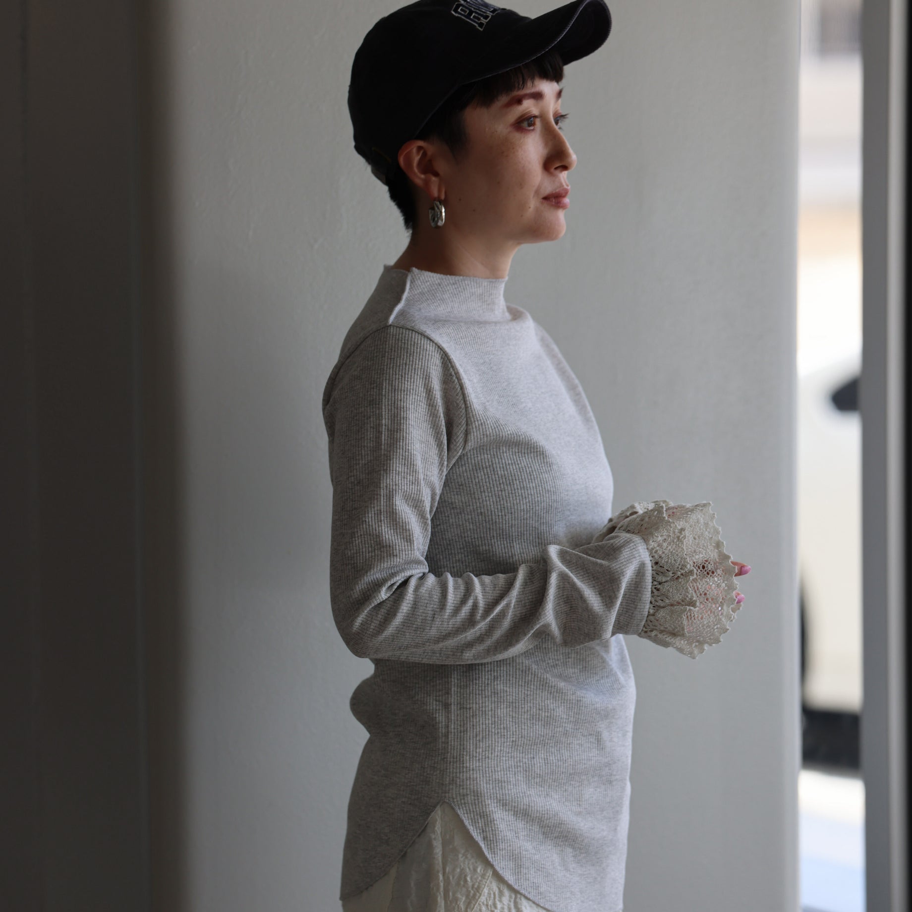RIBBED LACE CUFF PULLOVER TEE (GREY)