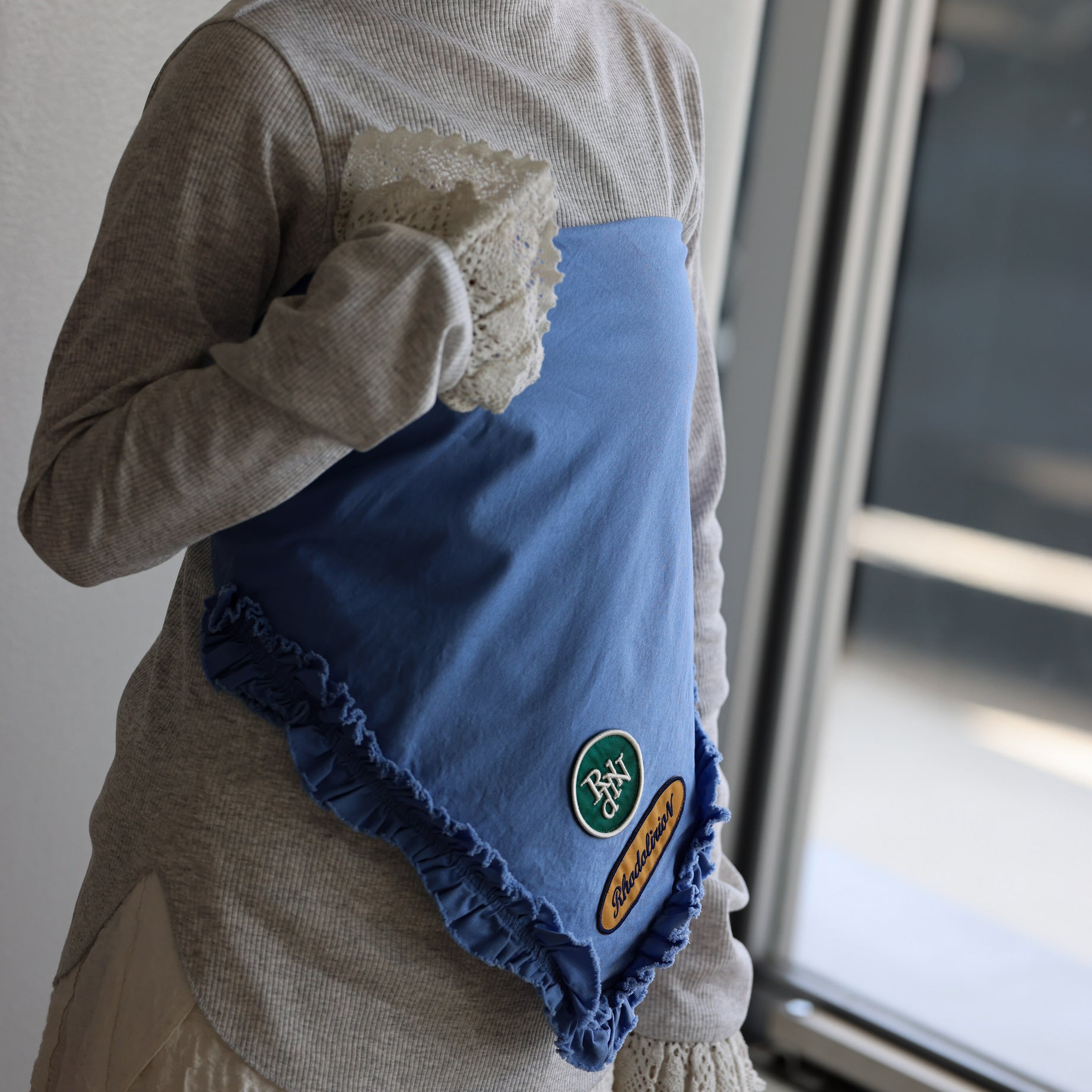 SCARF WITH EMBLEM (BLUE)