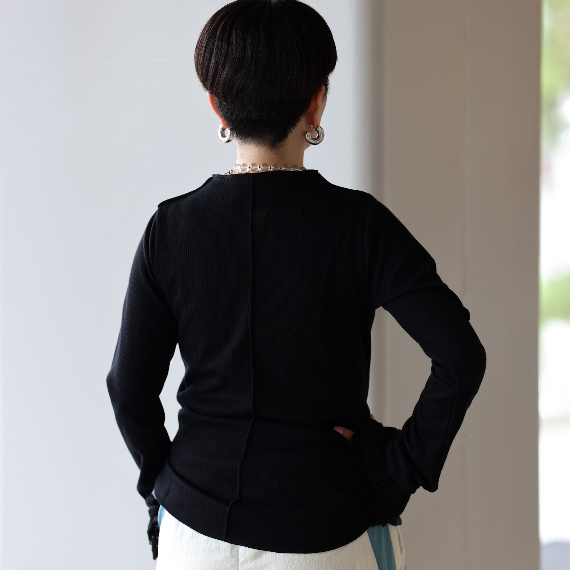 RIBBED LACE CUFF PULLOVER TEE (BLACK)