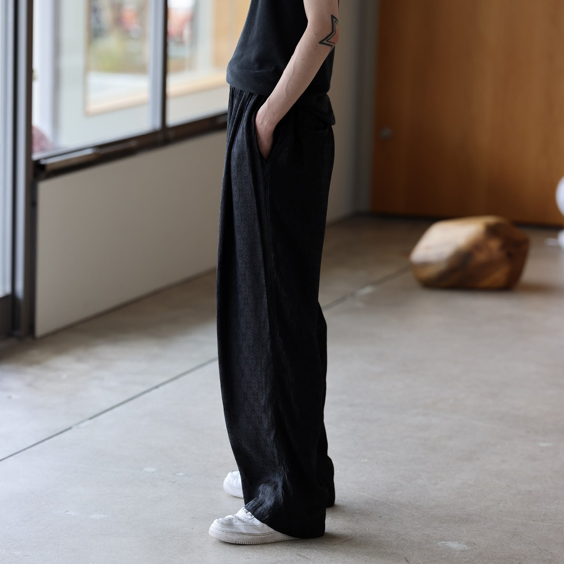 1 TUCK PANTS(CHACOAL)