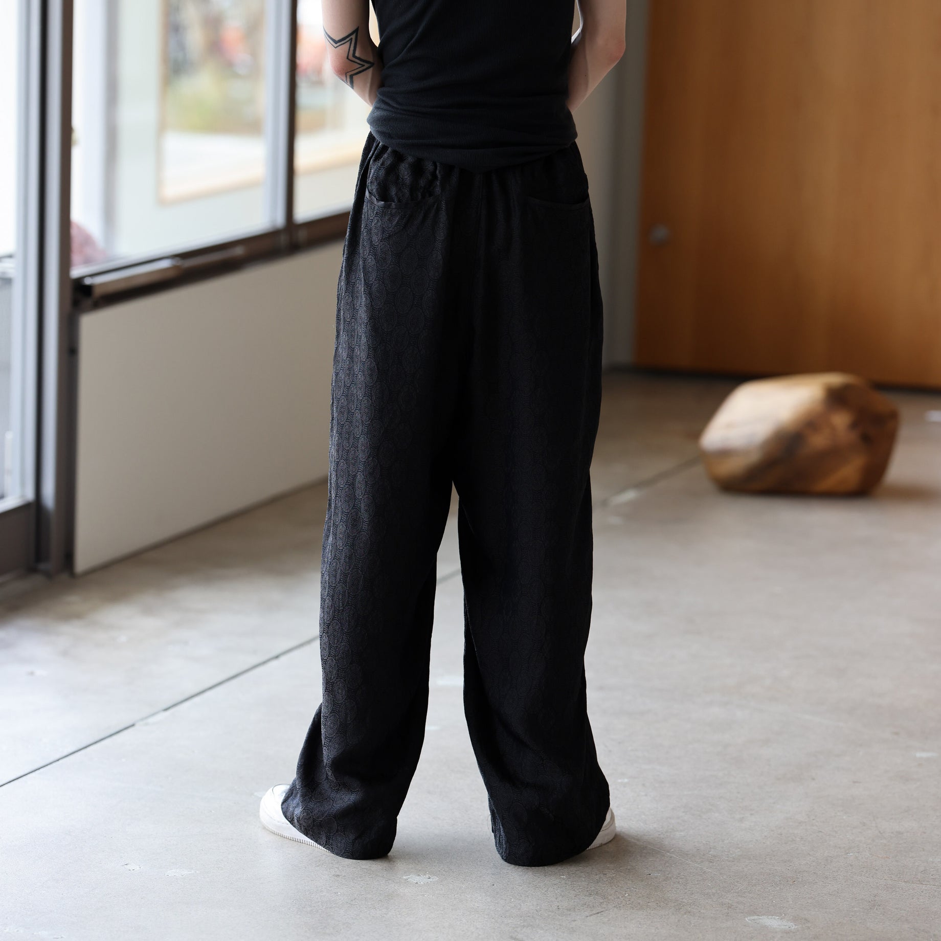 1 TUCK PANTS(CHACOAL)