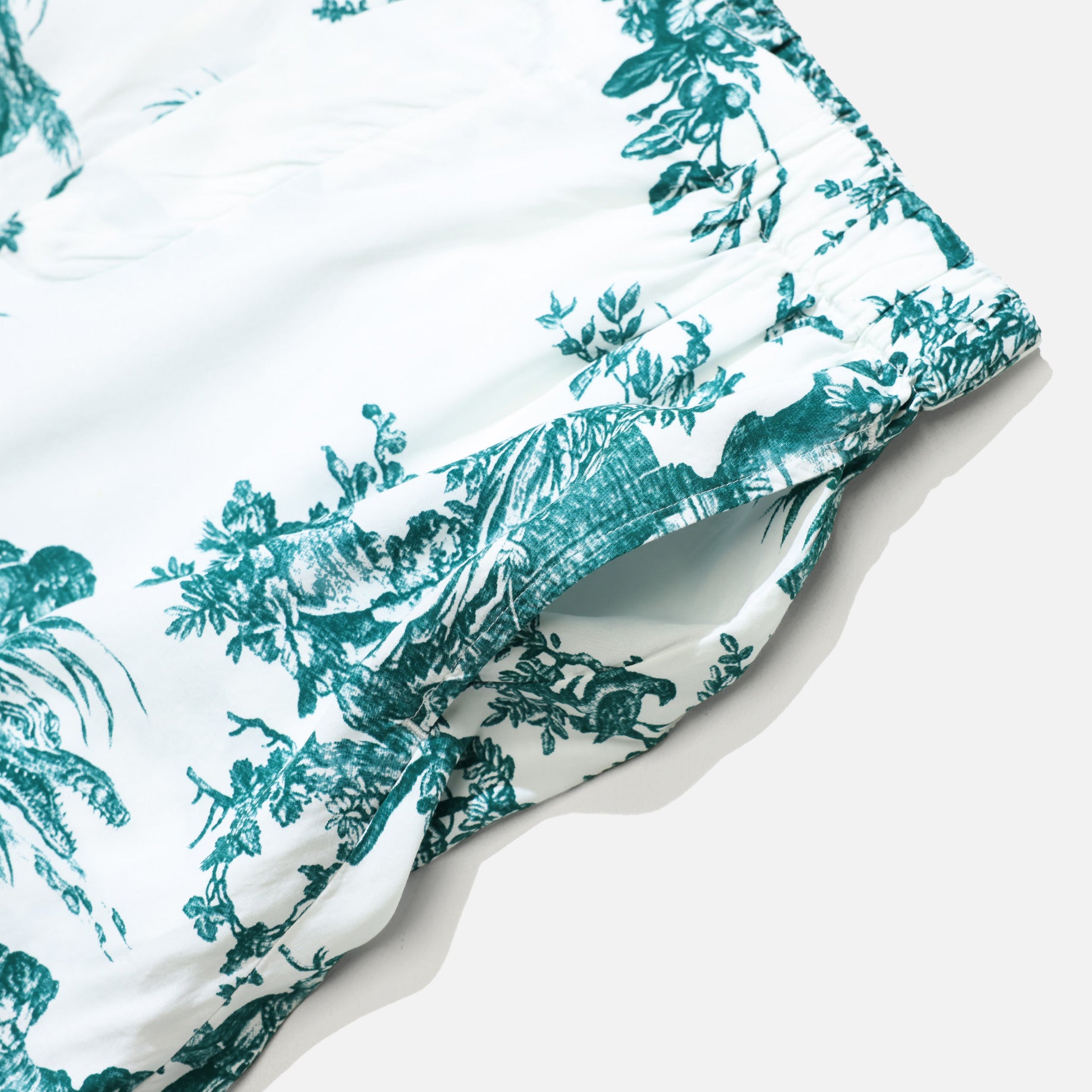 4 CONTINENTS PRINT SHORTS (WHITE × GREEN)