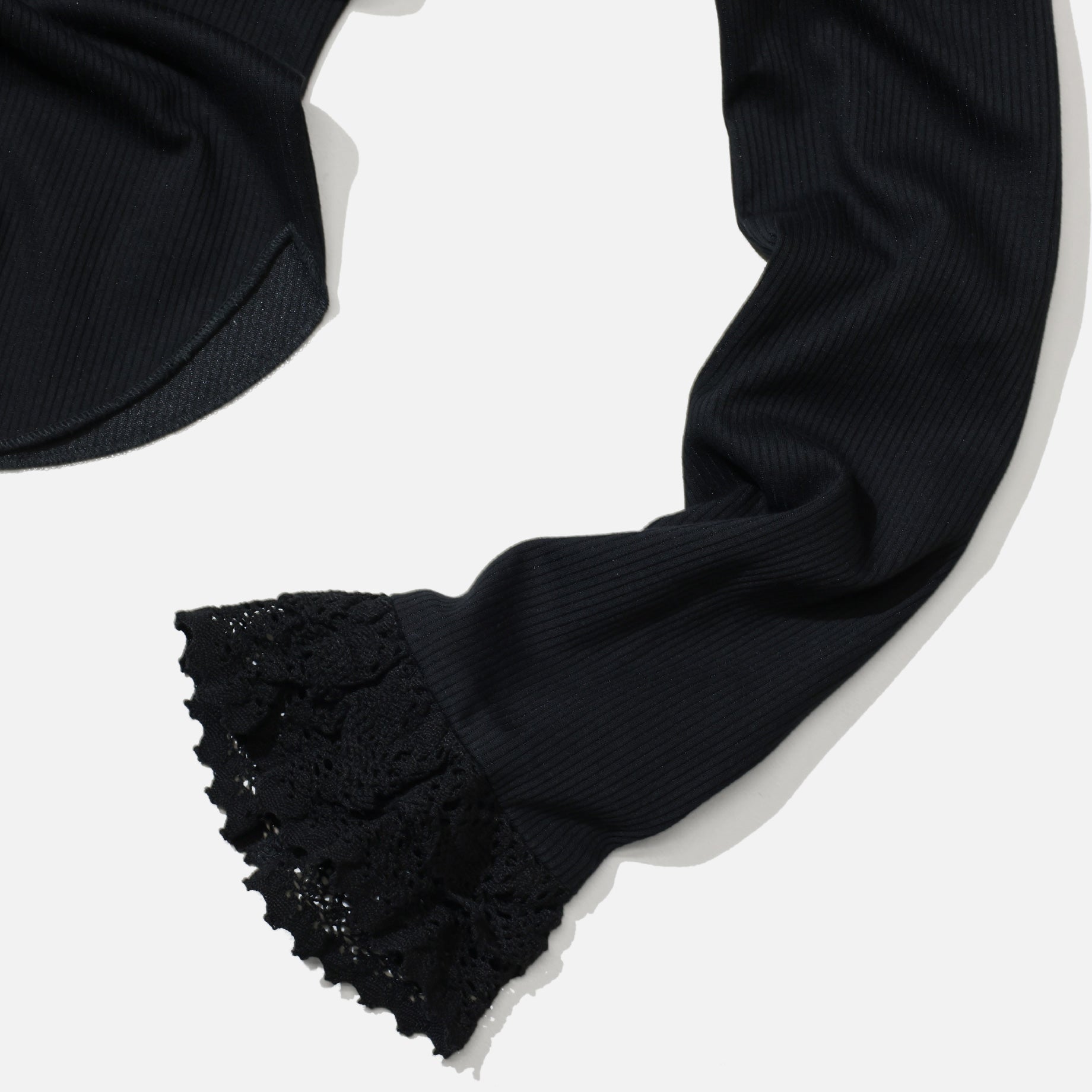 RIBBED LACE CUFF PULLOVER TEE (BLACK)
