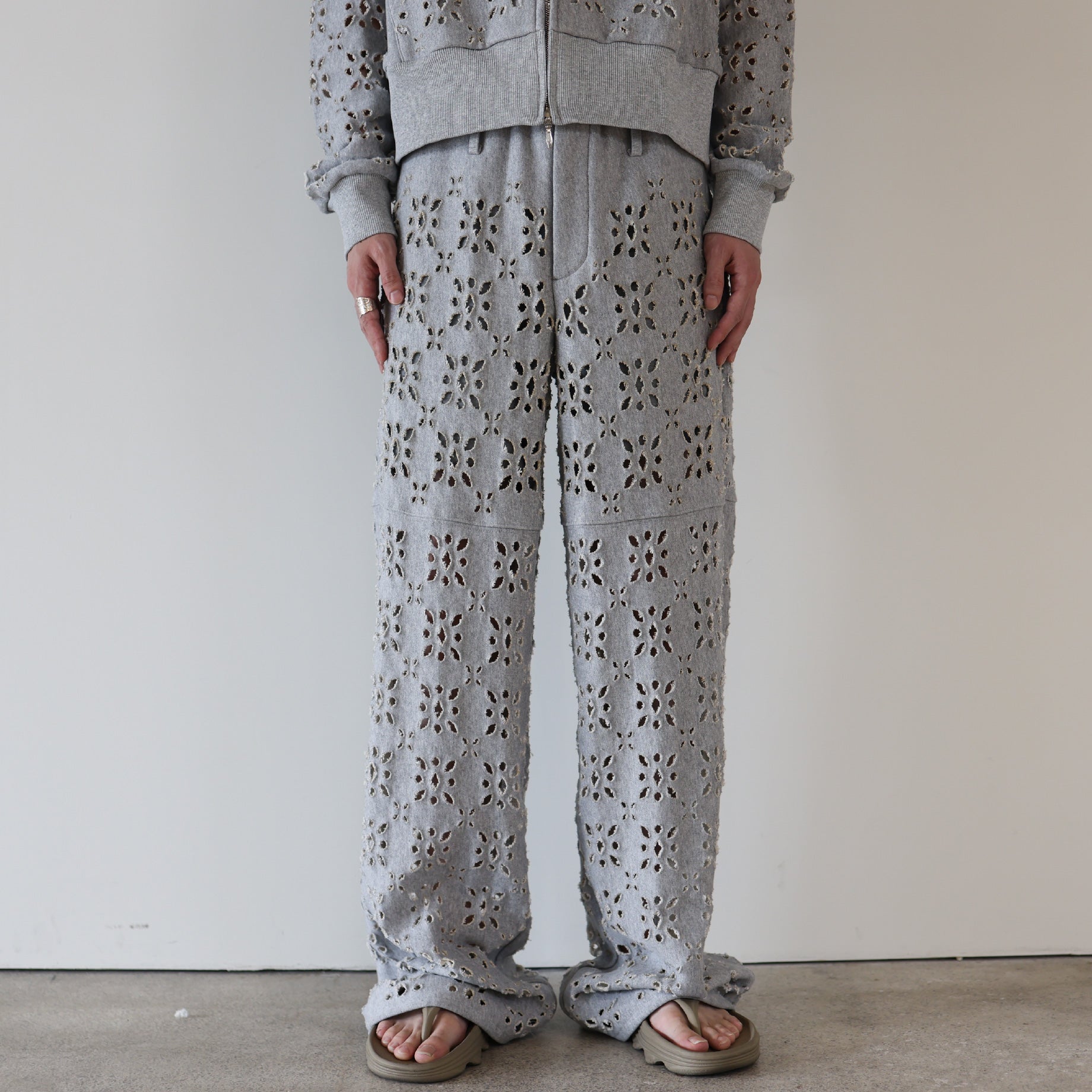 FLOWER HOLE SWEAT PANTS(GRAY)