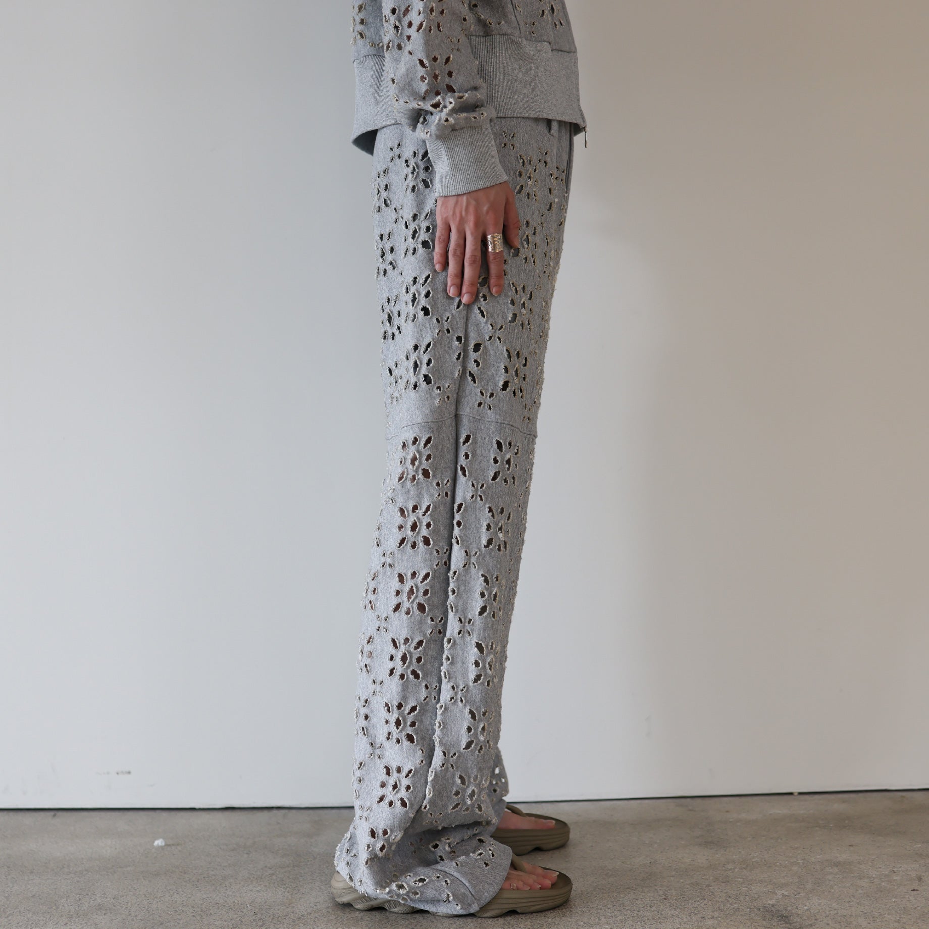 FLOWER HOLE SWEAT PANTS(GRAY)