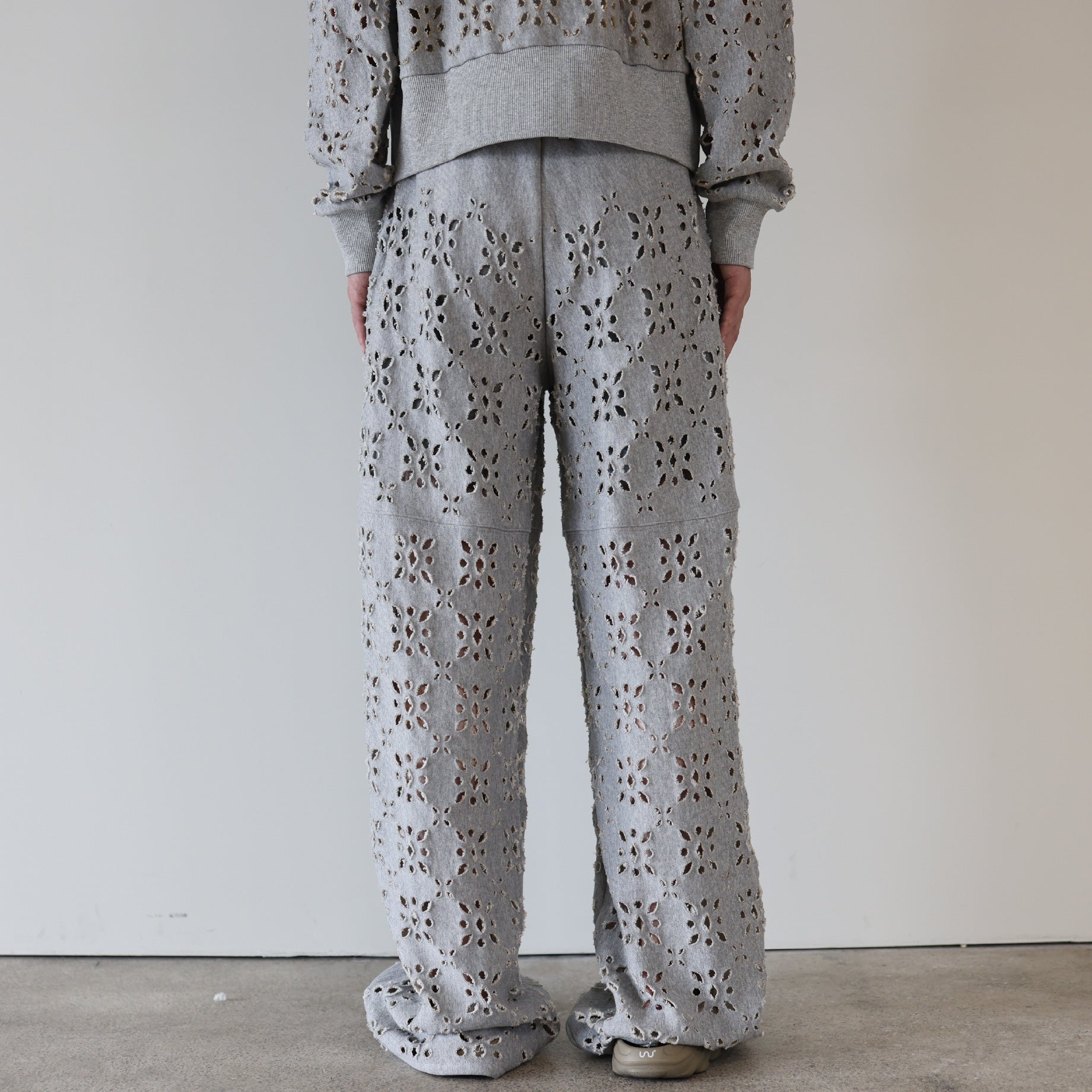 FLOWER HOLE SWEAT PANTS(GRAY)