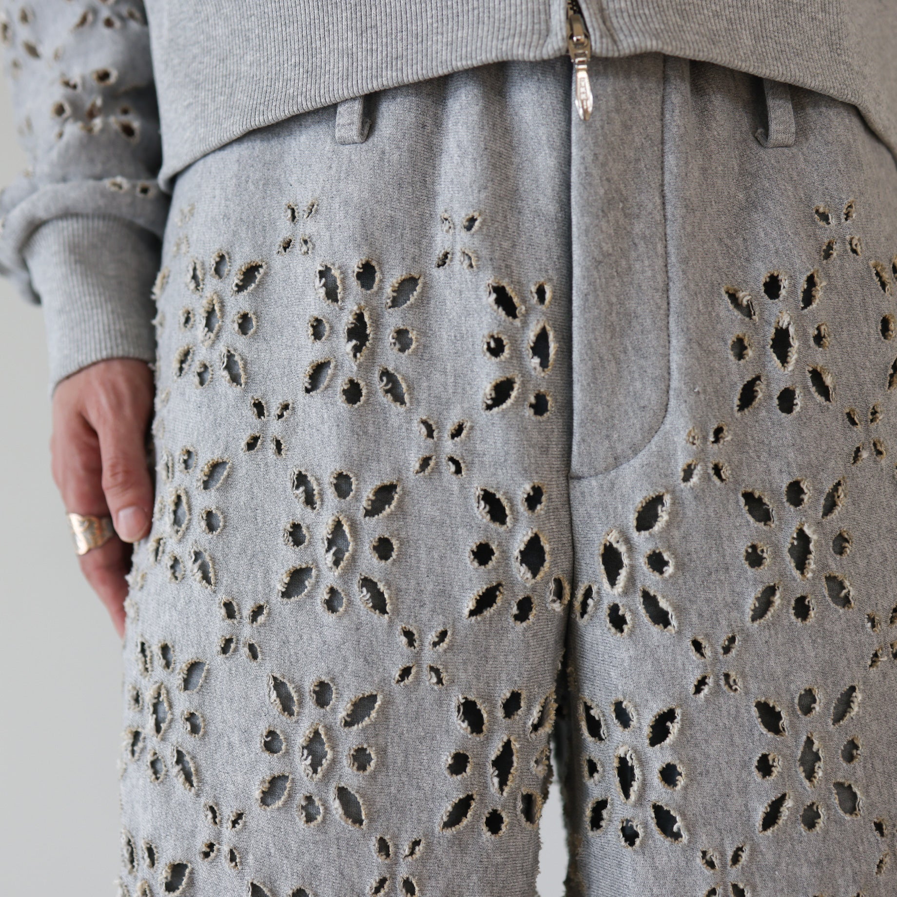 FLOWER HOLE SWEAT PANTS(GRAY)