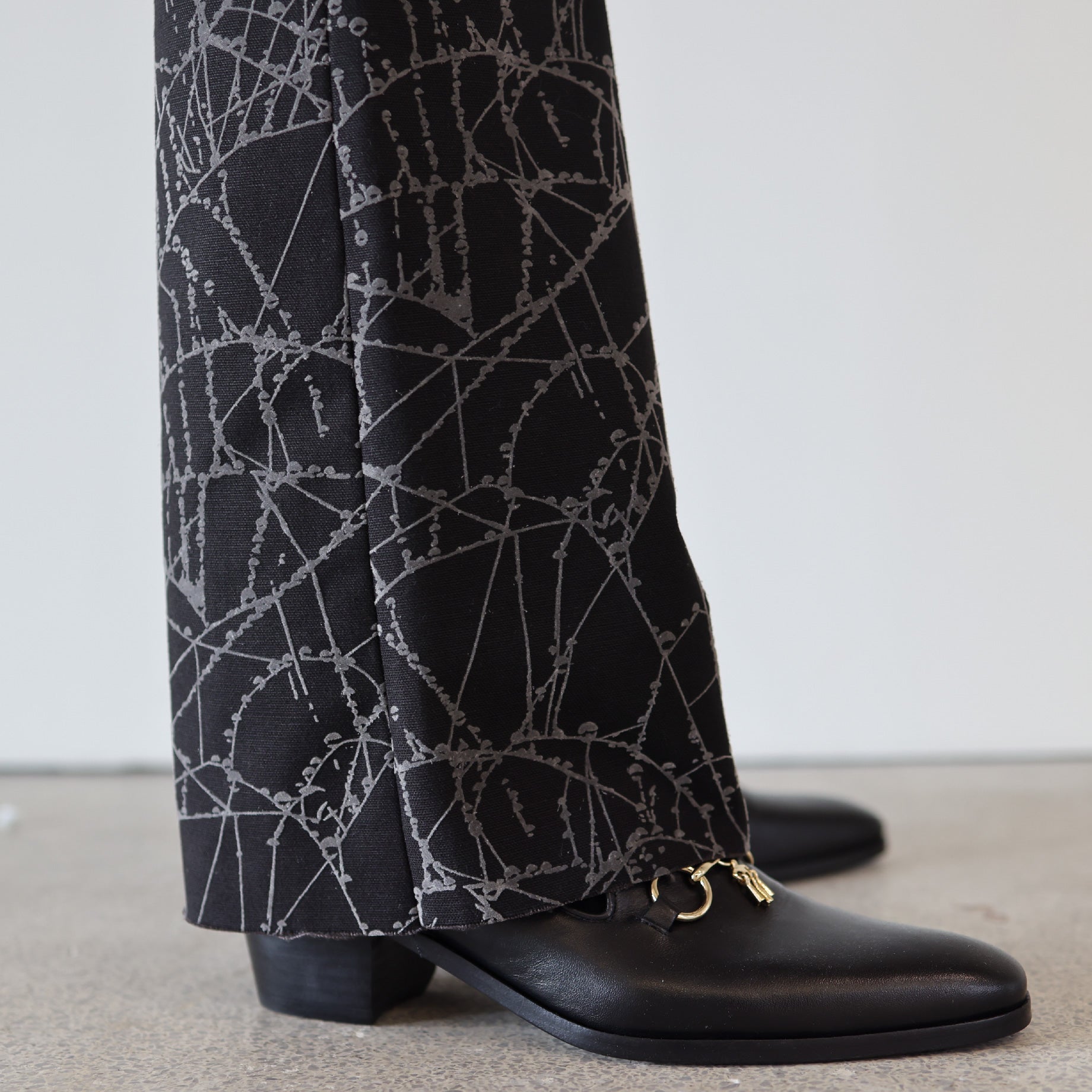 FLOCKY WEB FLARE PANTS(BLACK)