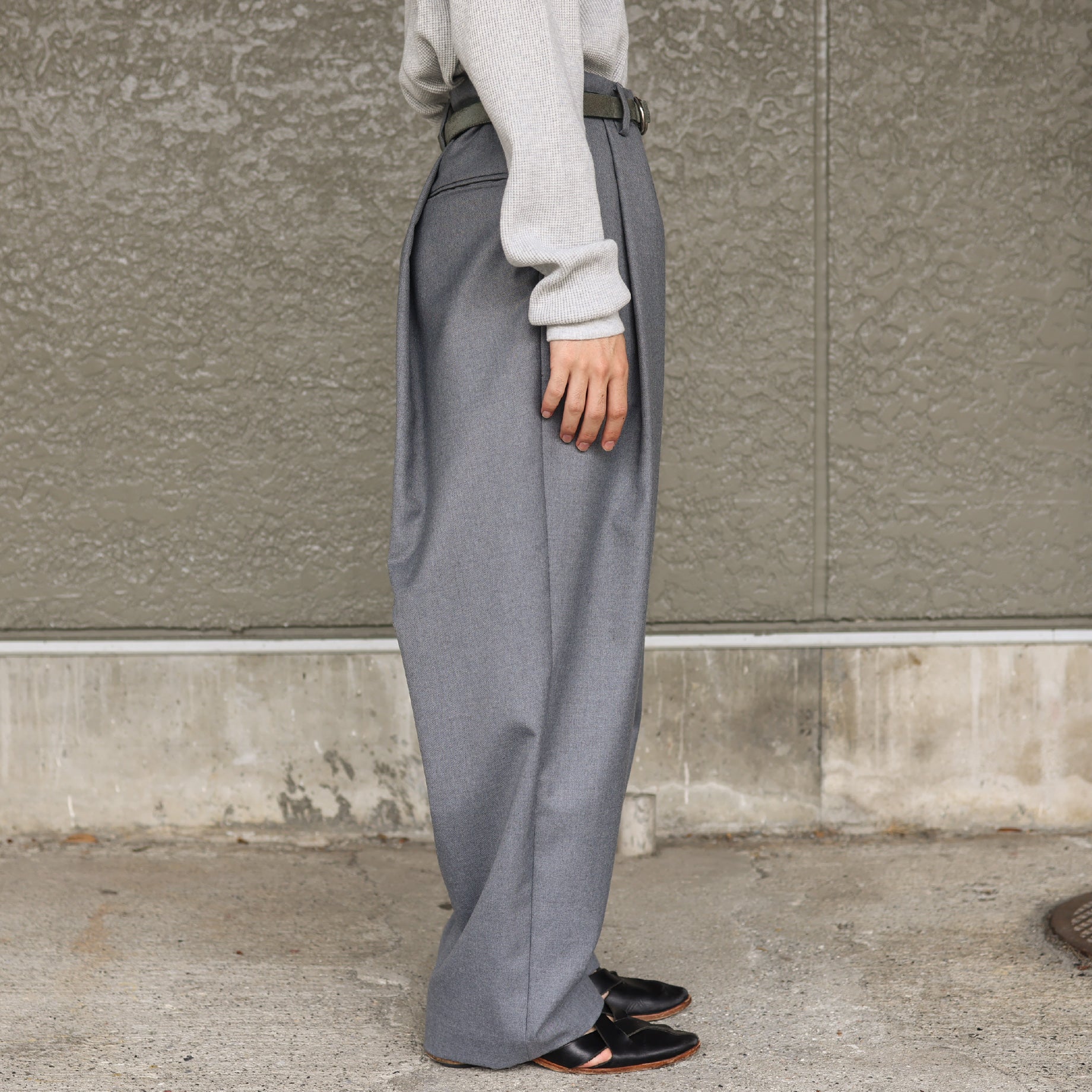 WOOL GABARDINE OVER TUCK PANTS(GRAY)