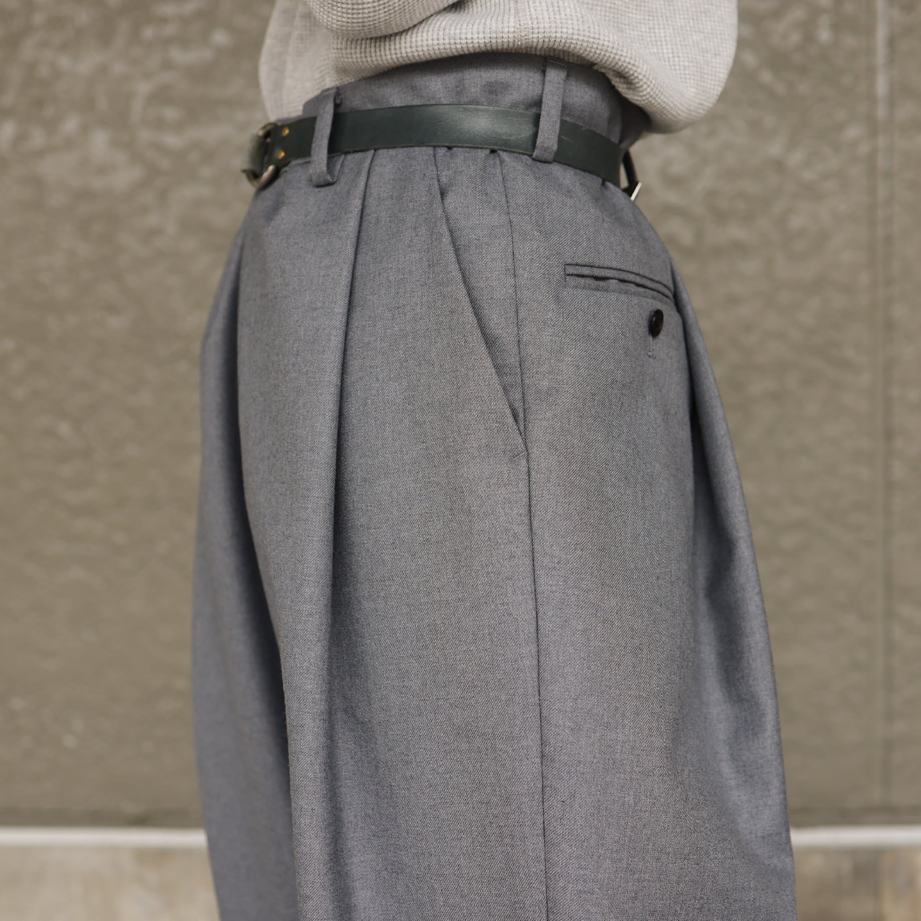 WOOL GABARDINE OVER TUCK PANTS(GRAY)