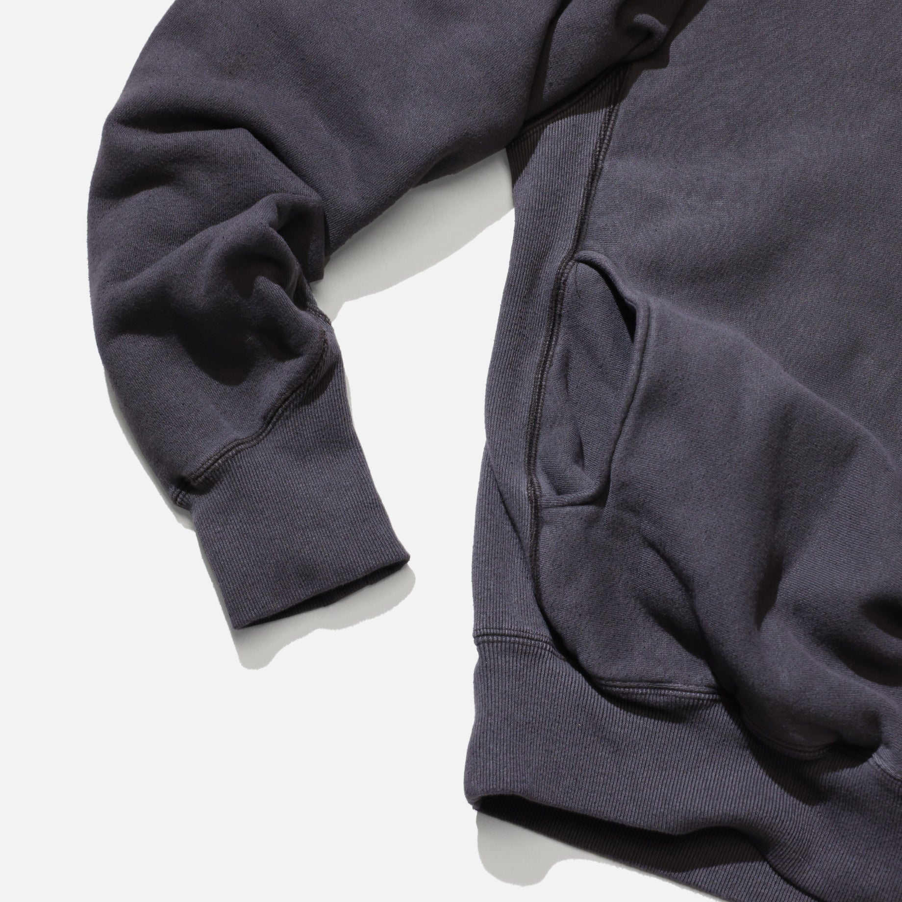 さらに100円引き◆MMLG◆OVAL SNAP SWEAT CN College Sweatshirt | GUESS(ゲス) JAPAN 公式オンライン