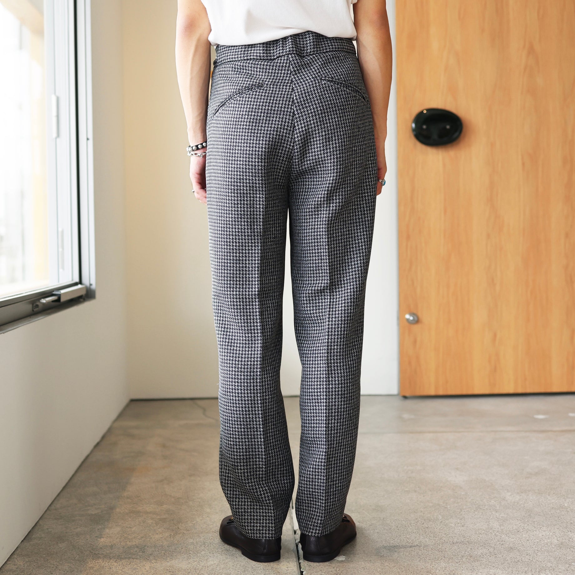 TUCKED S/T TROUSER - HOUNDSTOOTH（GREY）