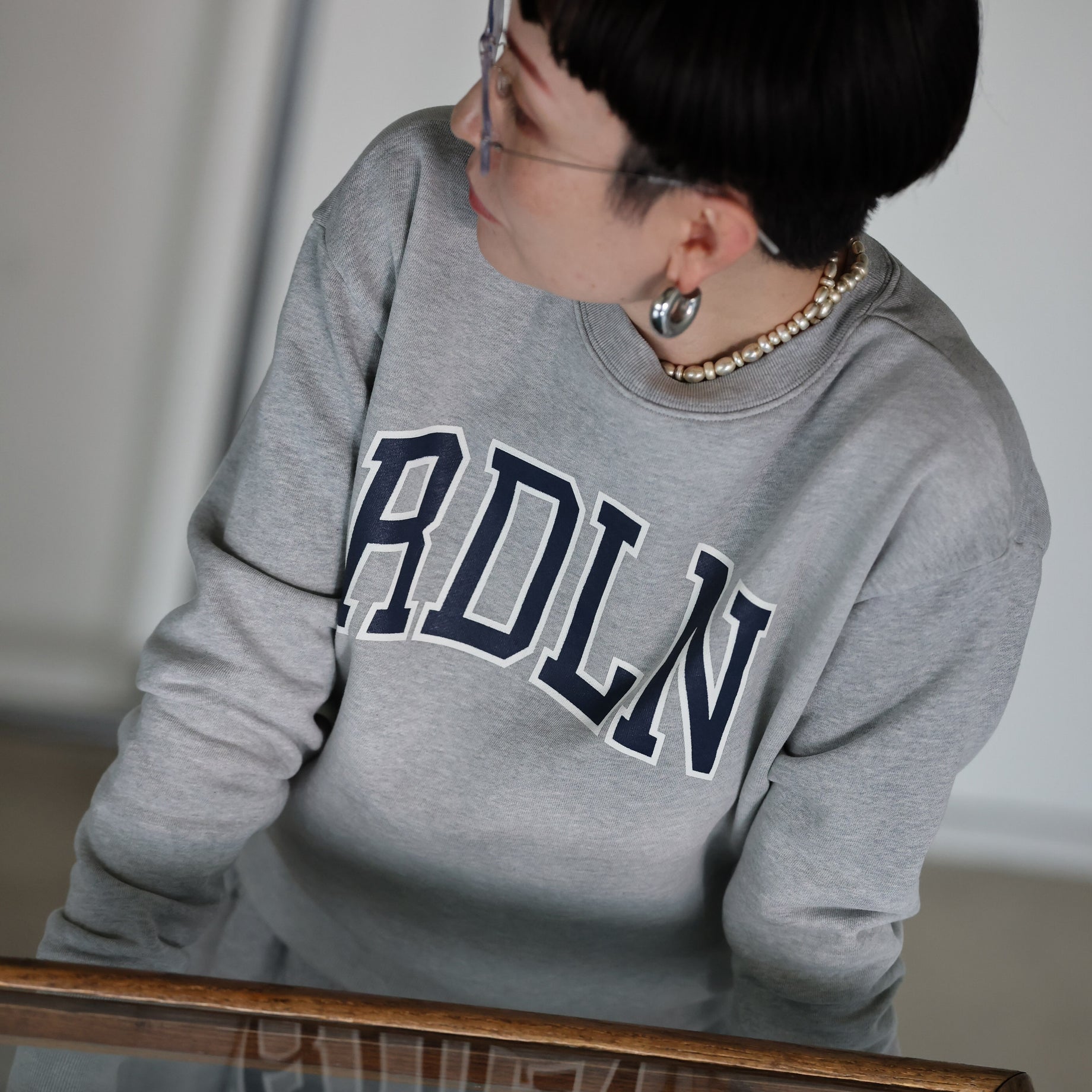 LOGOTYPE CREW NECK SWEATSHIRT （GREY）