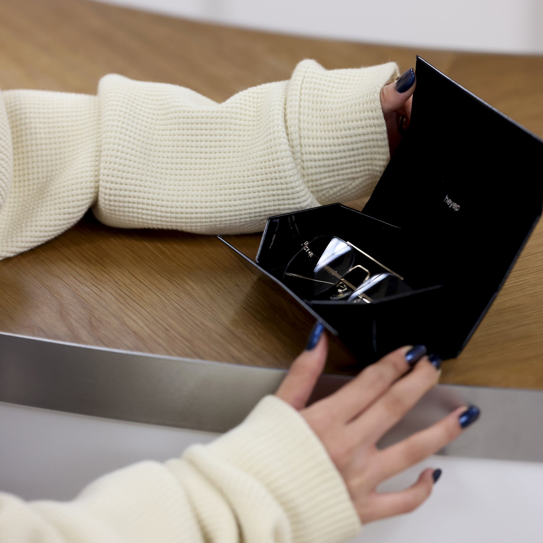 AVIATOR GLASSES WITH RHINESTONES & LOGO （GOLD）