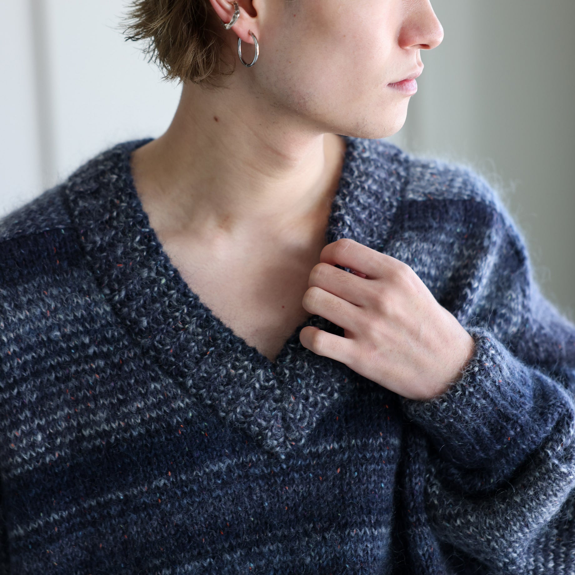 MOHAIR V NECK PULLOVER KNIT（NAVY ×  GRAY）
