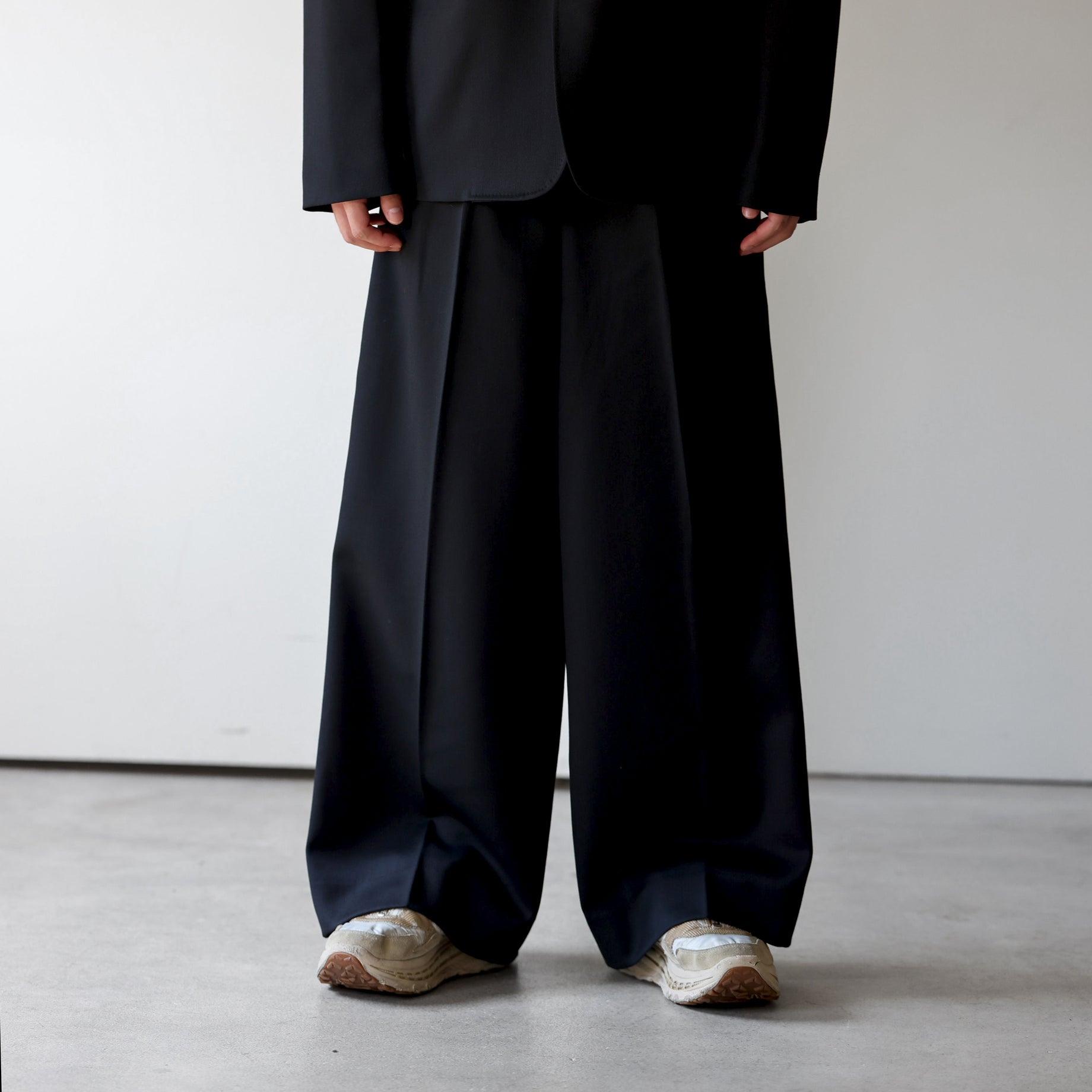 TUCKED WIDE TROUSERS（BLACK）