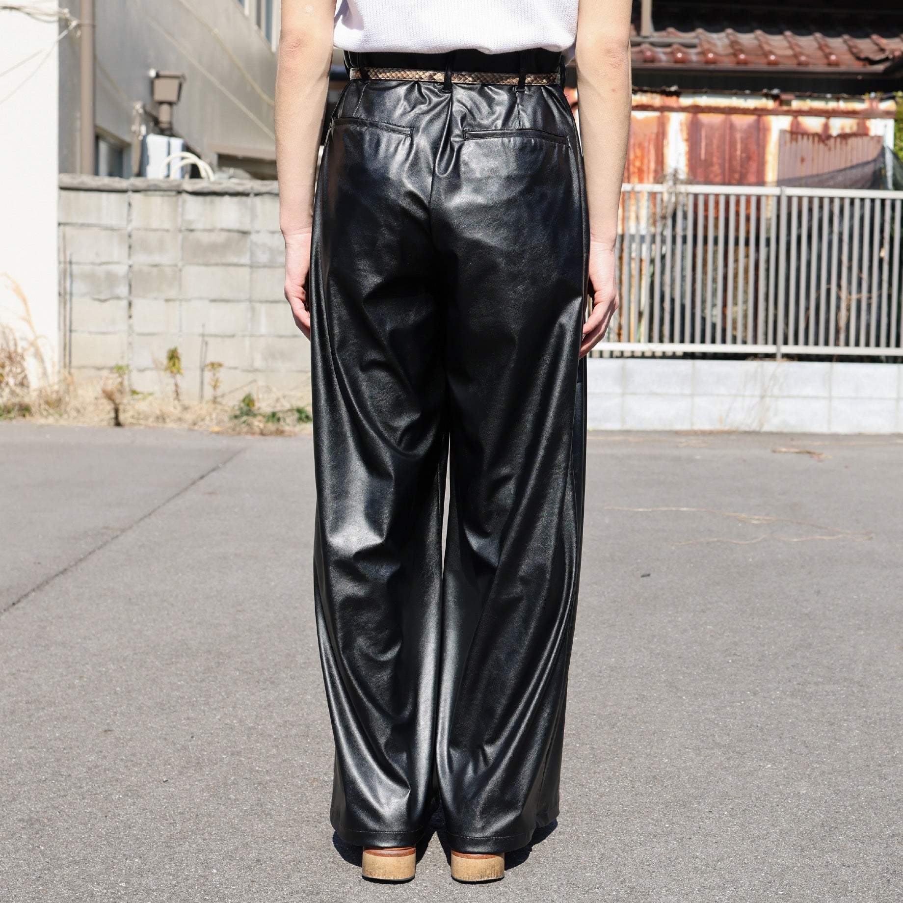 TUCKED WIDE PANT - SYNTHETIC LEATHER（BLACK）