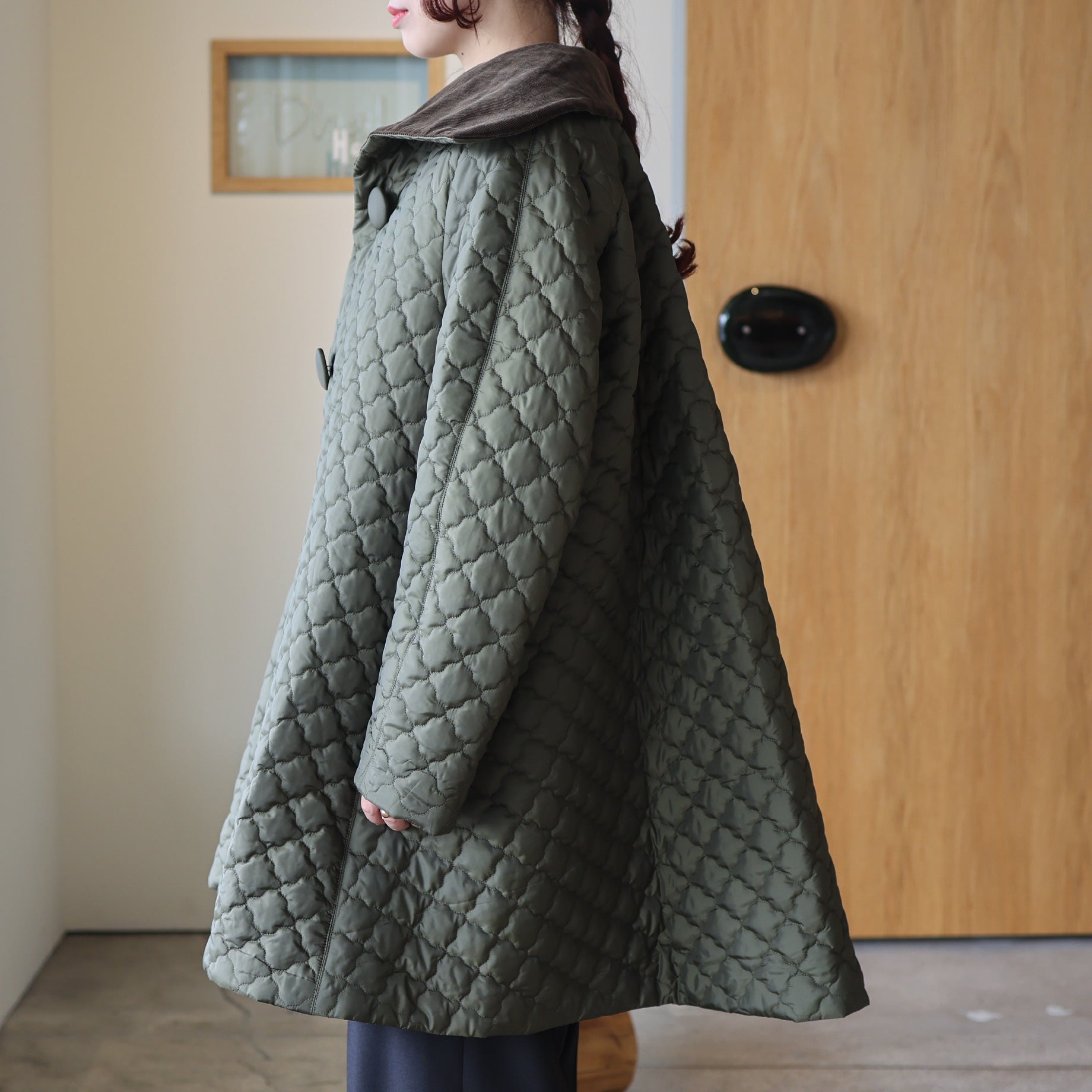 QUILTED BIG COLLAR A-LINE COAT（OLIVE）