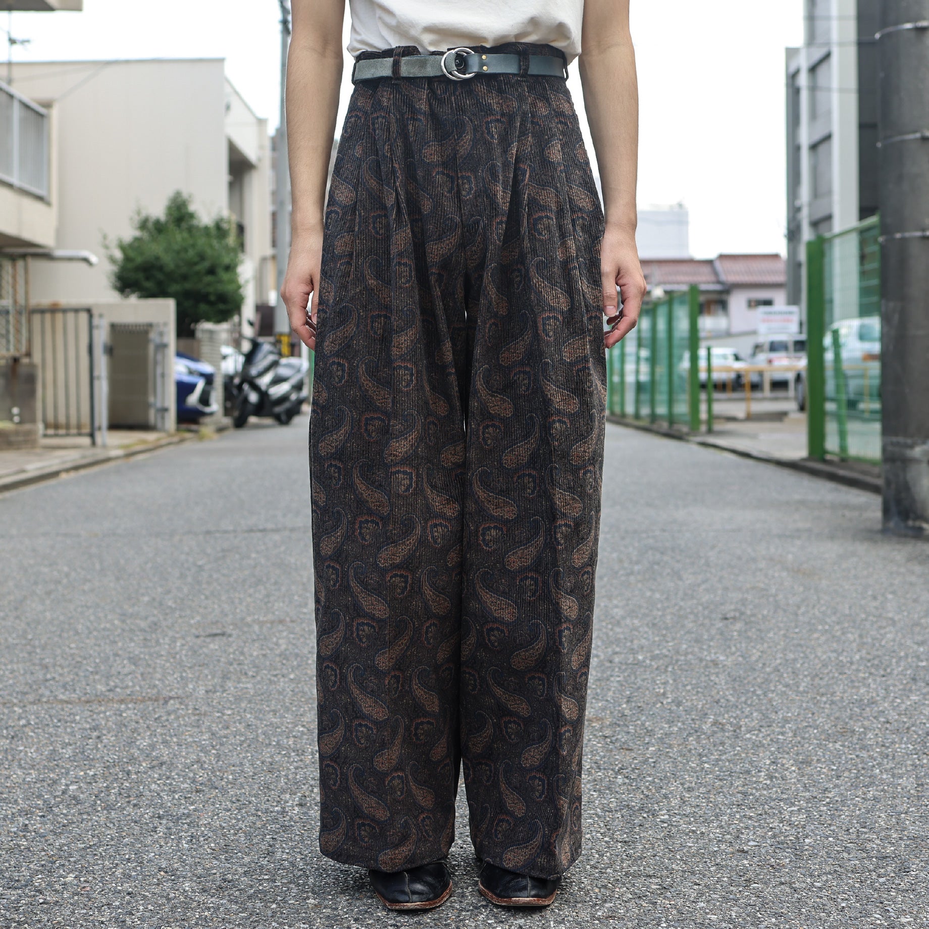 TUCKED WIDE PANT - 8W CORD / PAISLEY（BLACK）
