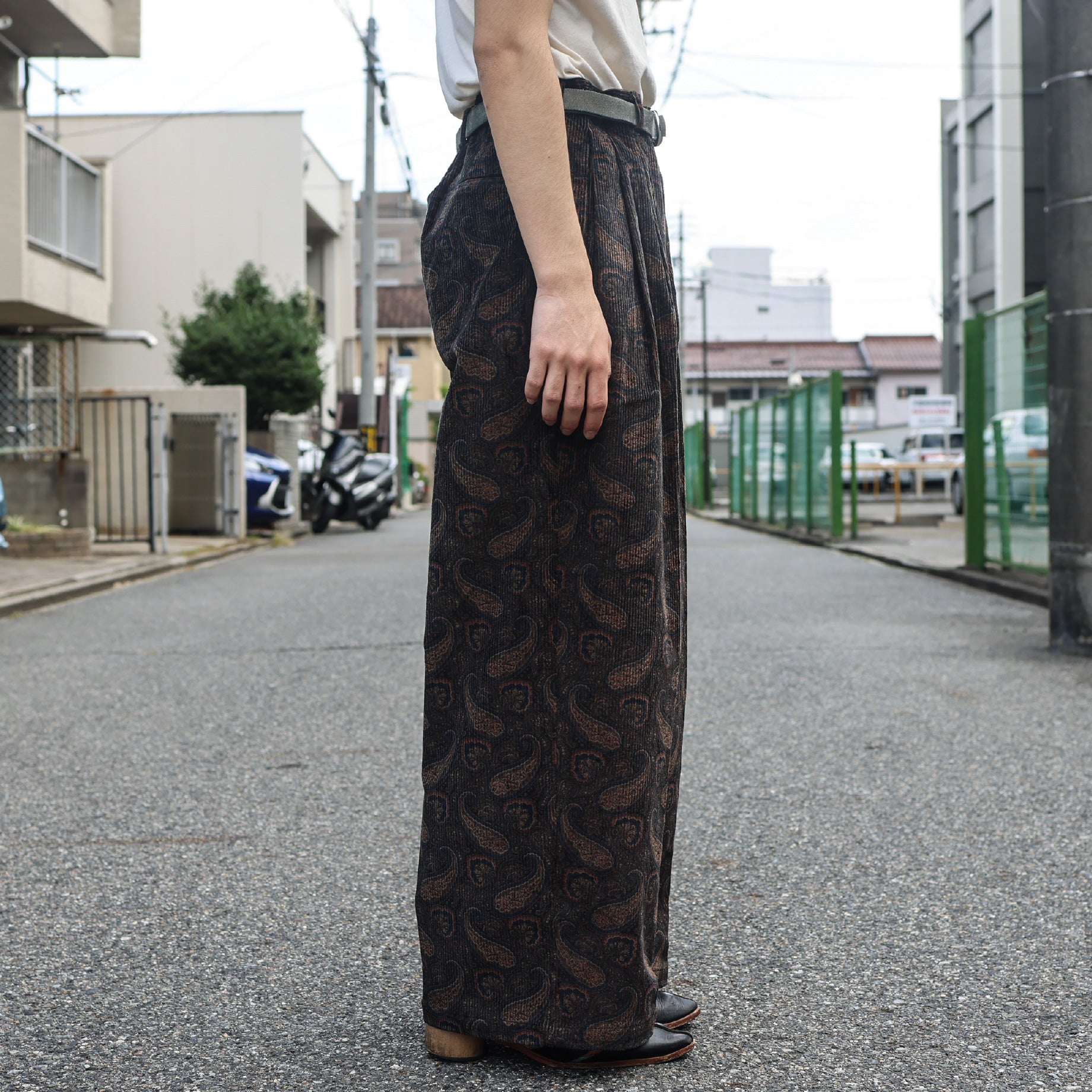 TUCKED WIDE PANT - 8W CORD / PAISLEY（BLACK）