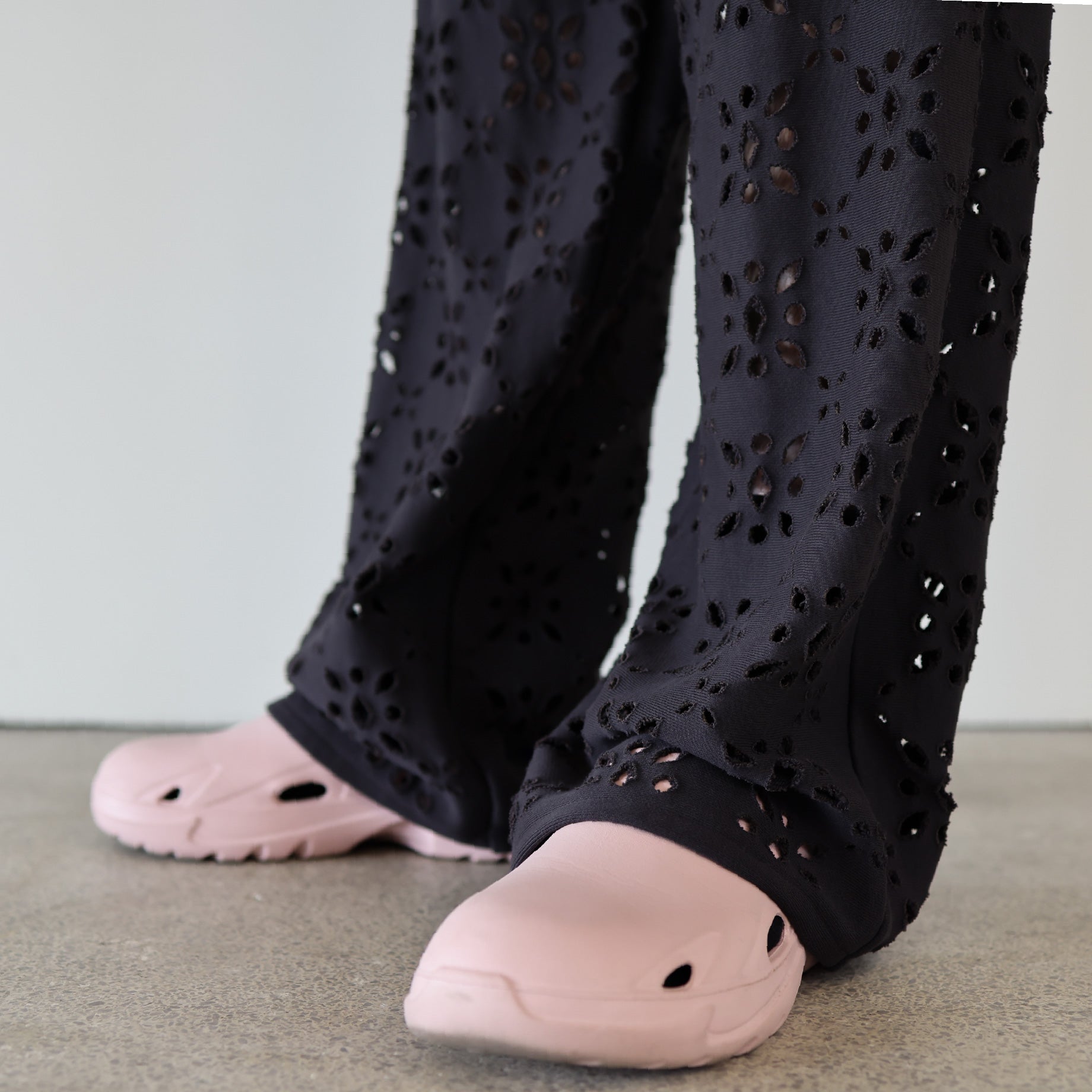 FLOWER HOLE SWEAT PANTS（BLACK）