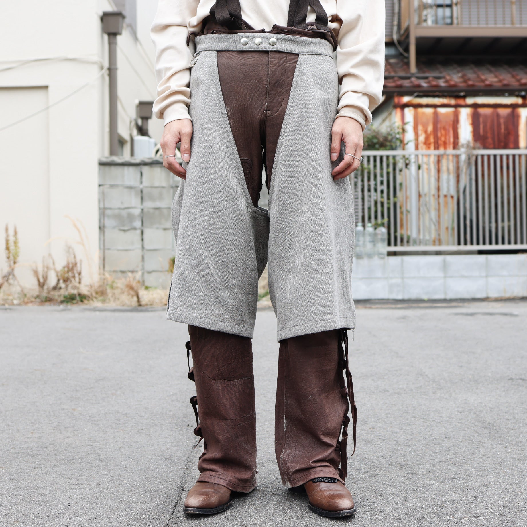 TAILORED SHORT CHAPS （BEIGE） – UNEVEN HUB STORE｜想像を超える、人とモノのハブ体験